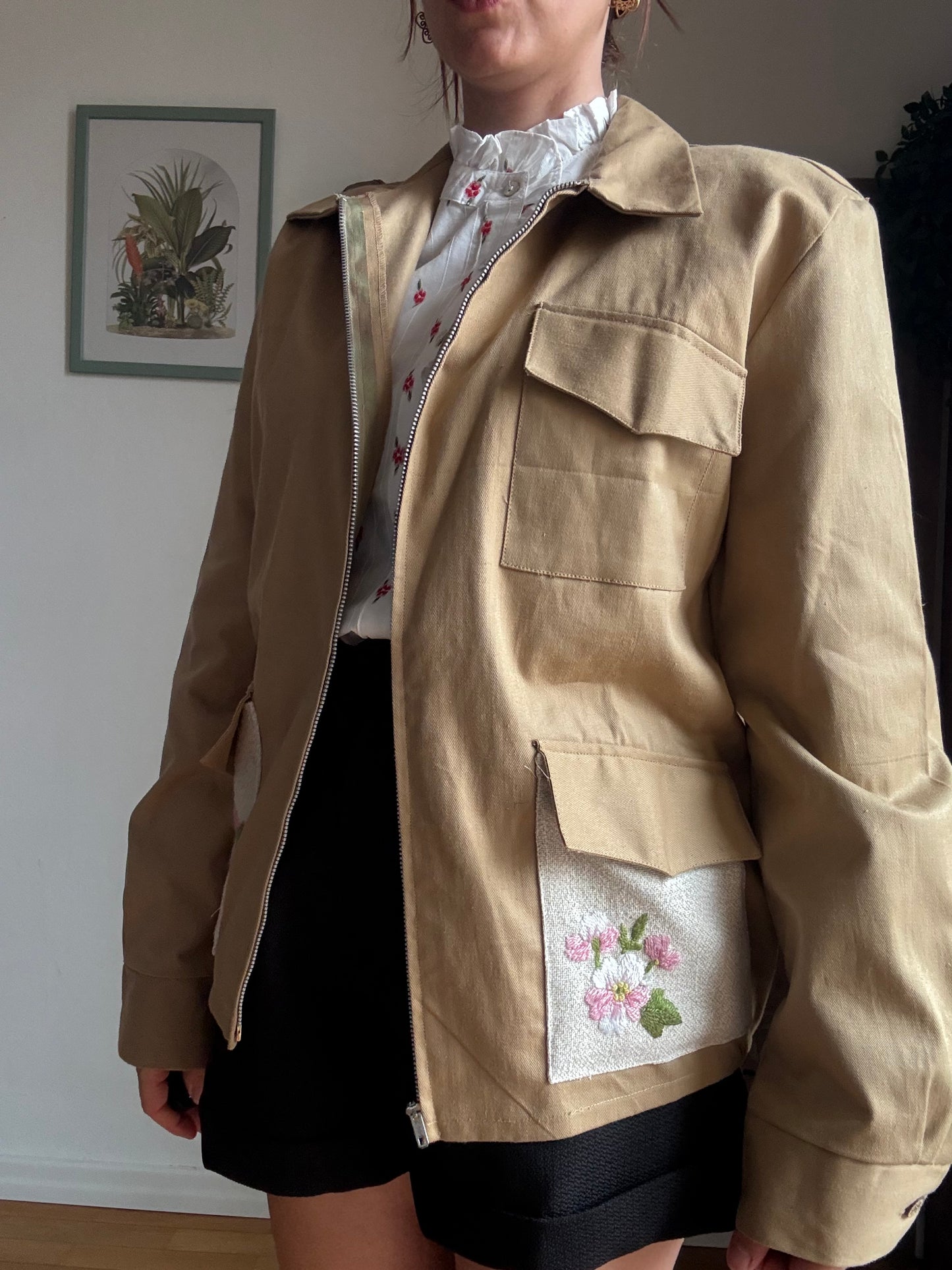 Giacca in cotone Re-Made beige con tasche ricamate unisex