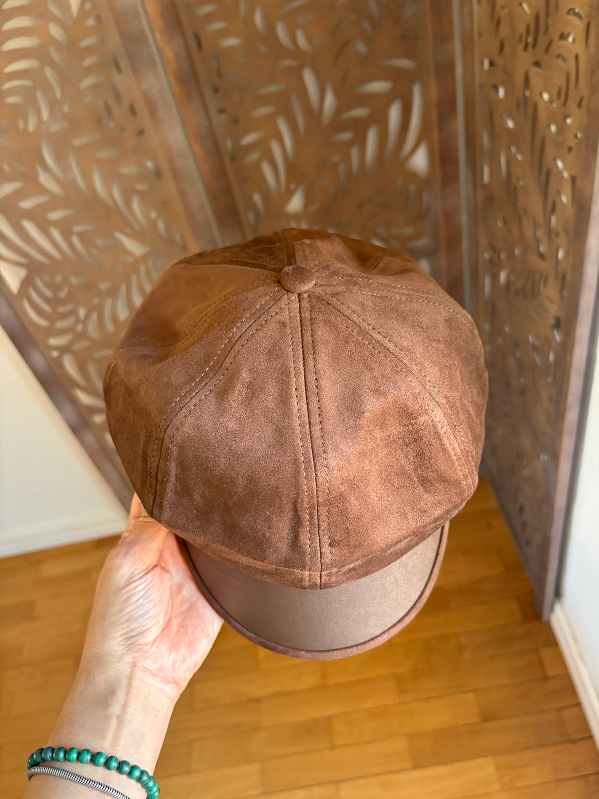 Cappello Baker Boy effetto scamosciato con cuori dorati - In 3 colori