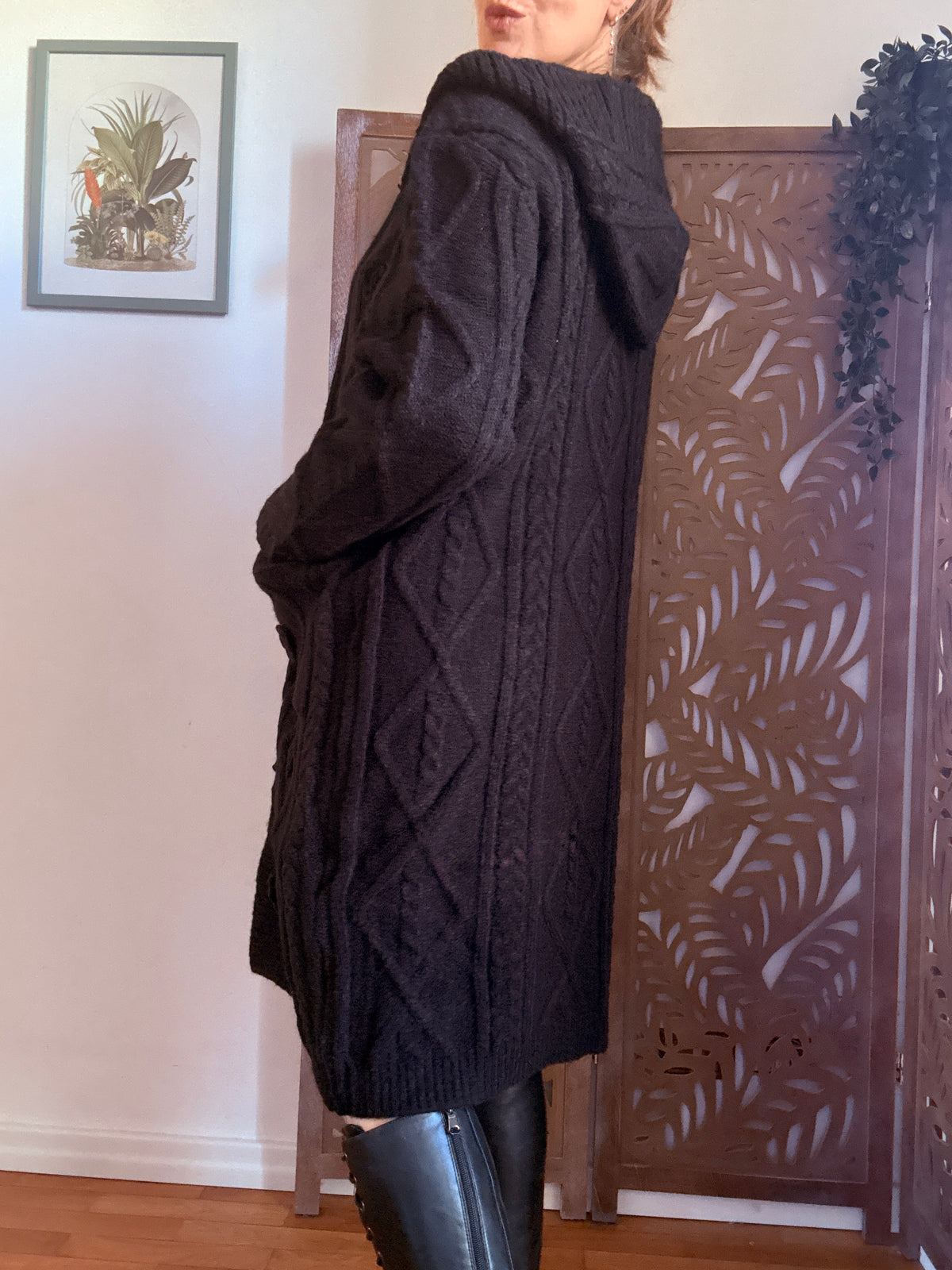 Cardigan lungo a trecce con cappuccio e rose in maglia - In 3 colori