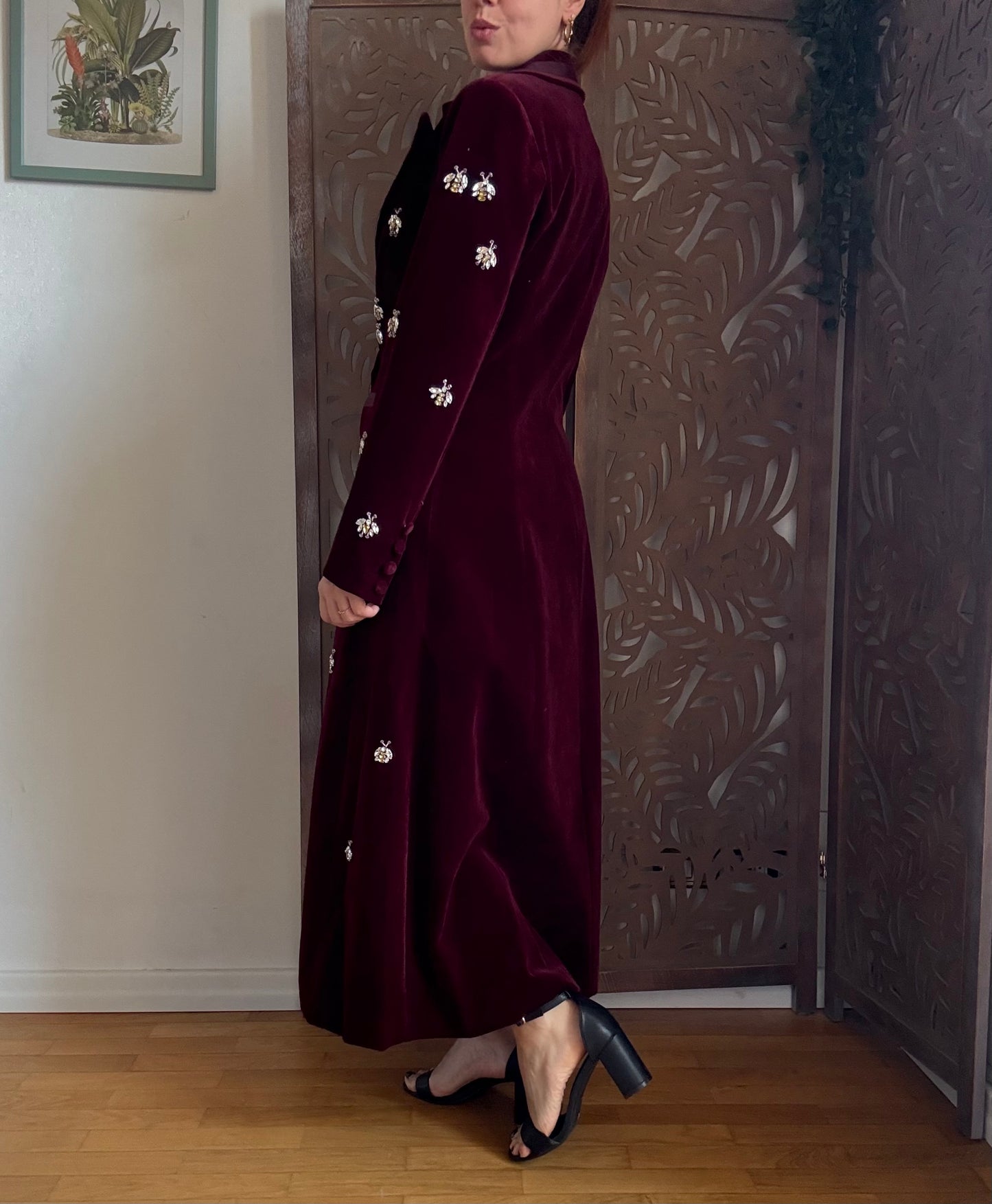 Cappotto lungo bordeaux aderente in vita con dettagli gioiello