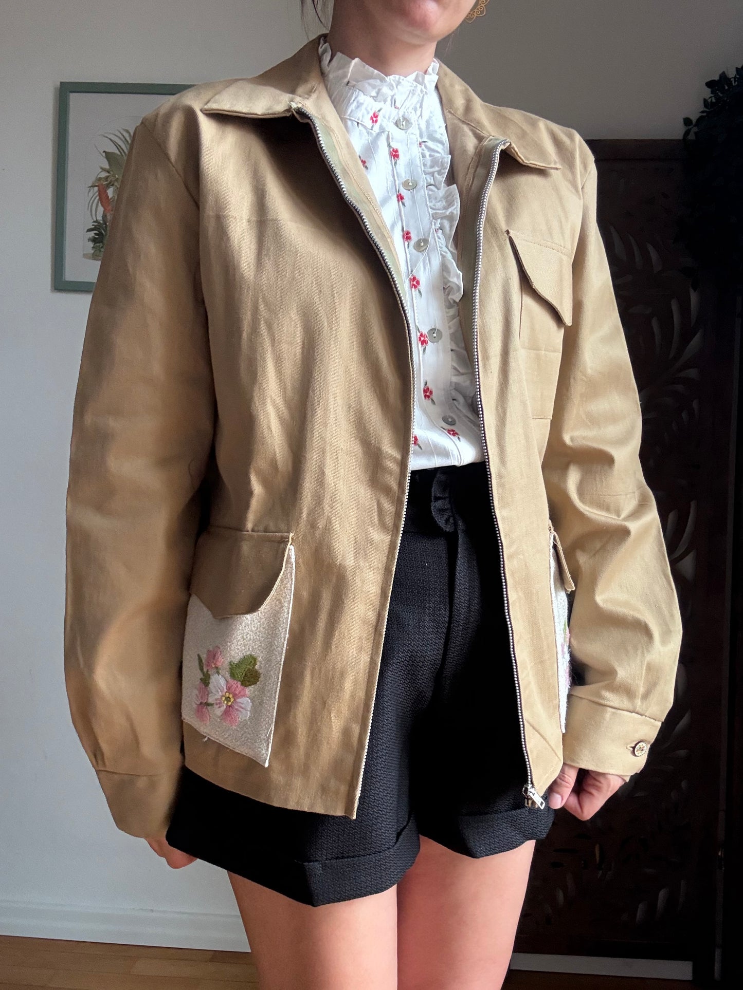 Giacca in cotone Re-Made beige con tasche ricamate unisex