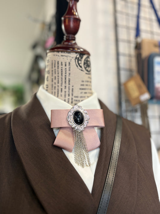 Spilla Fiocco "Vintage Charm" con Cammeo e Catene – Rosa Antico