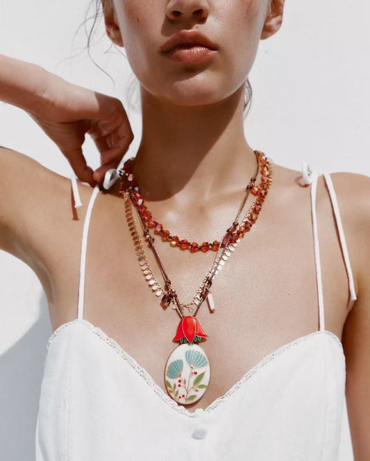 Collana multifili con ciondolo smaltato fiore