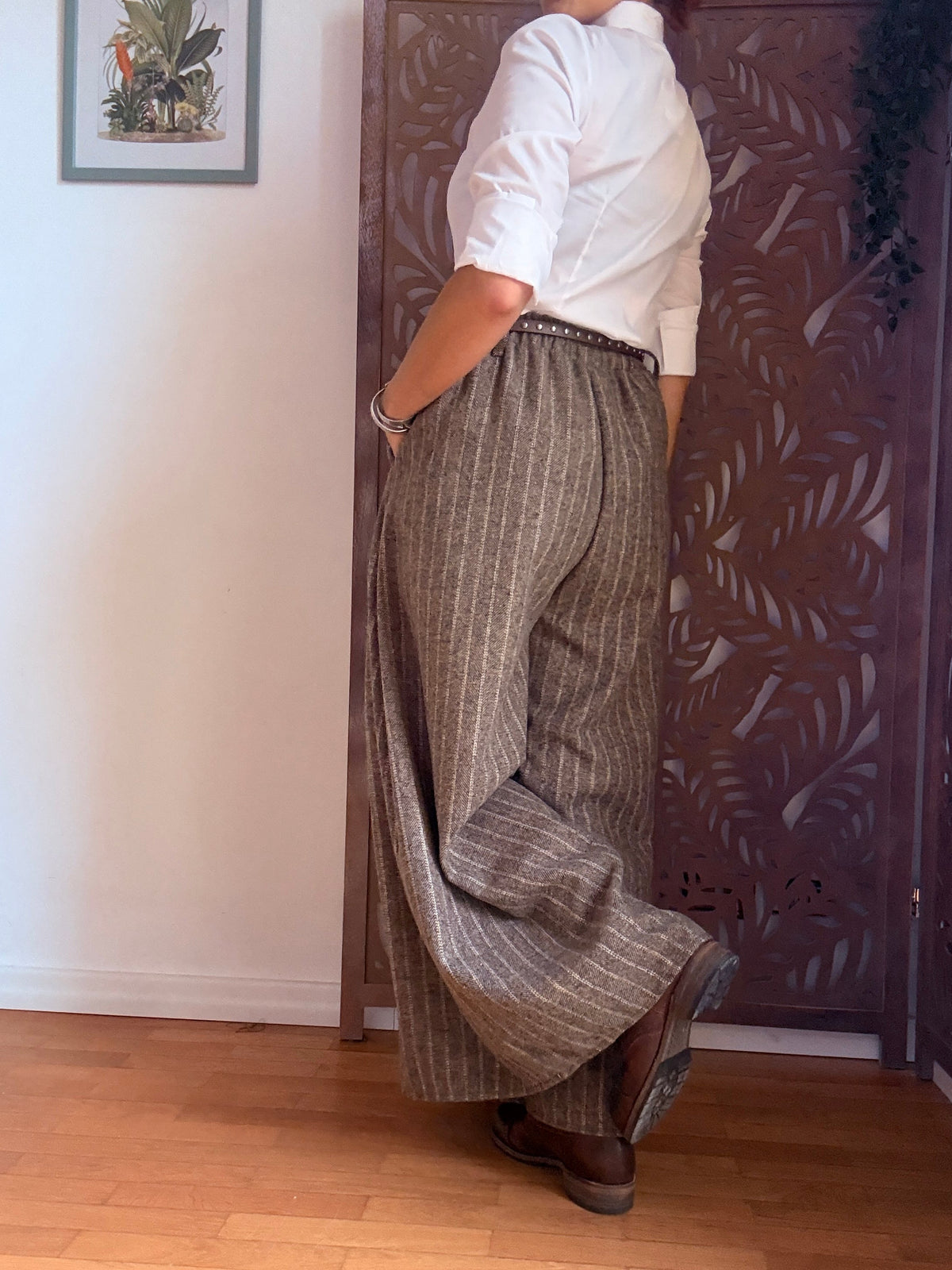 Pantaloni palazzo gessati extra ampi con cintura borchiata - In 2 Colori