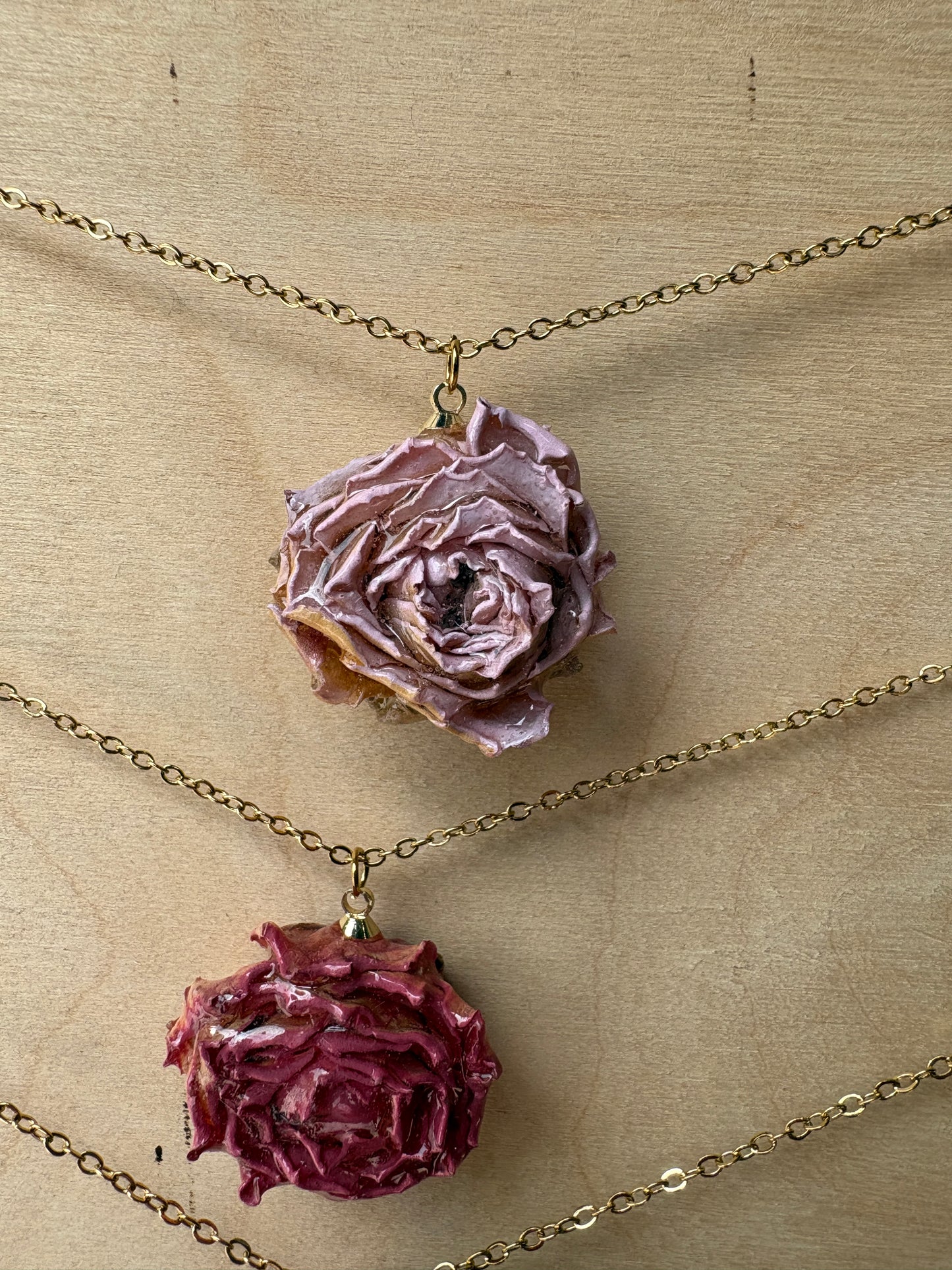 Collana "Rosa Eterna" – Bocciolo di Vera Rosa in Resina e Acciaio Inossidabile Aperta