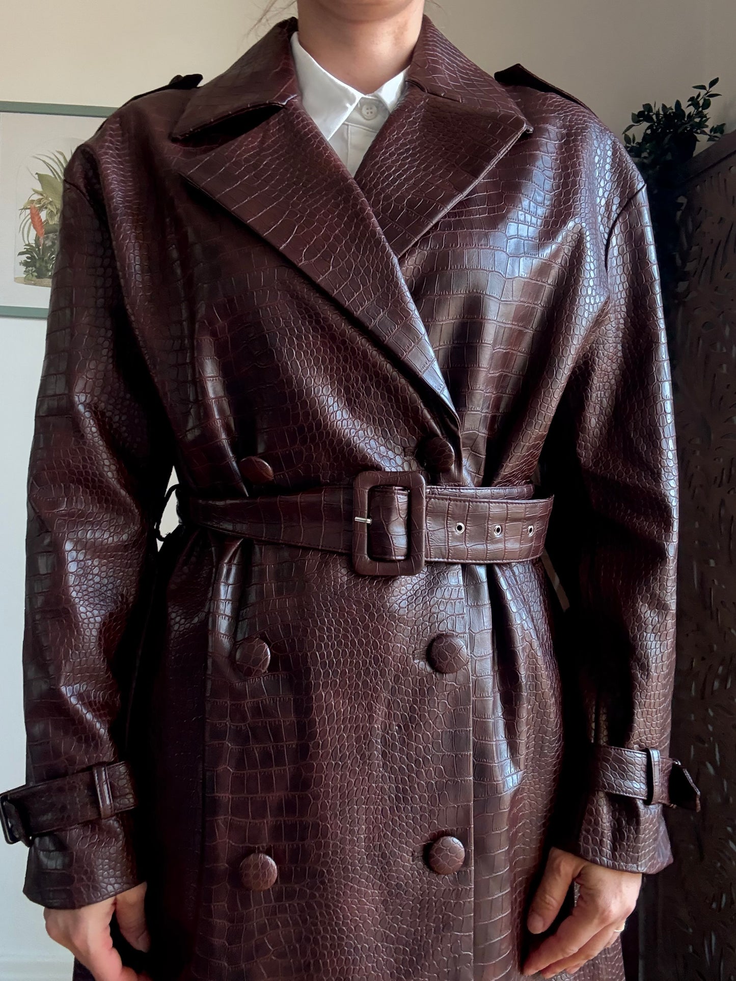Trench lungo in ecopelle effetto coccodrillo bordeaux