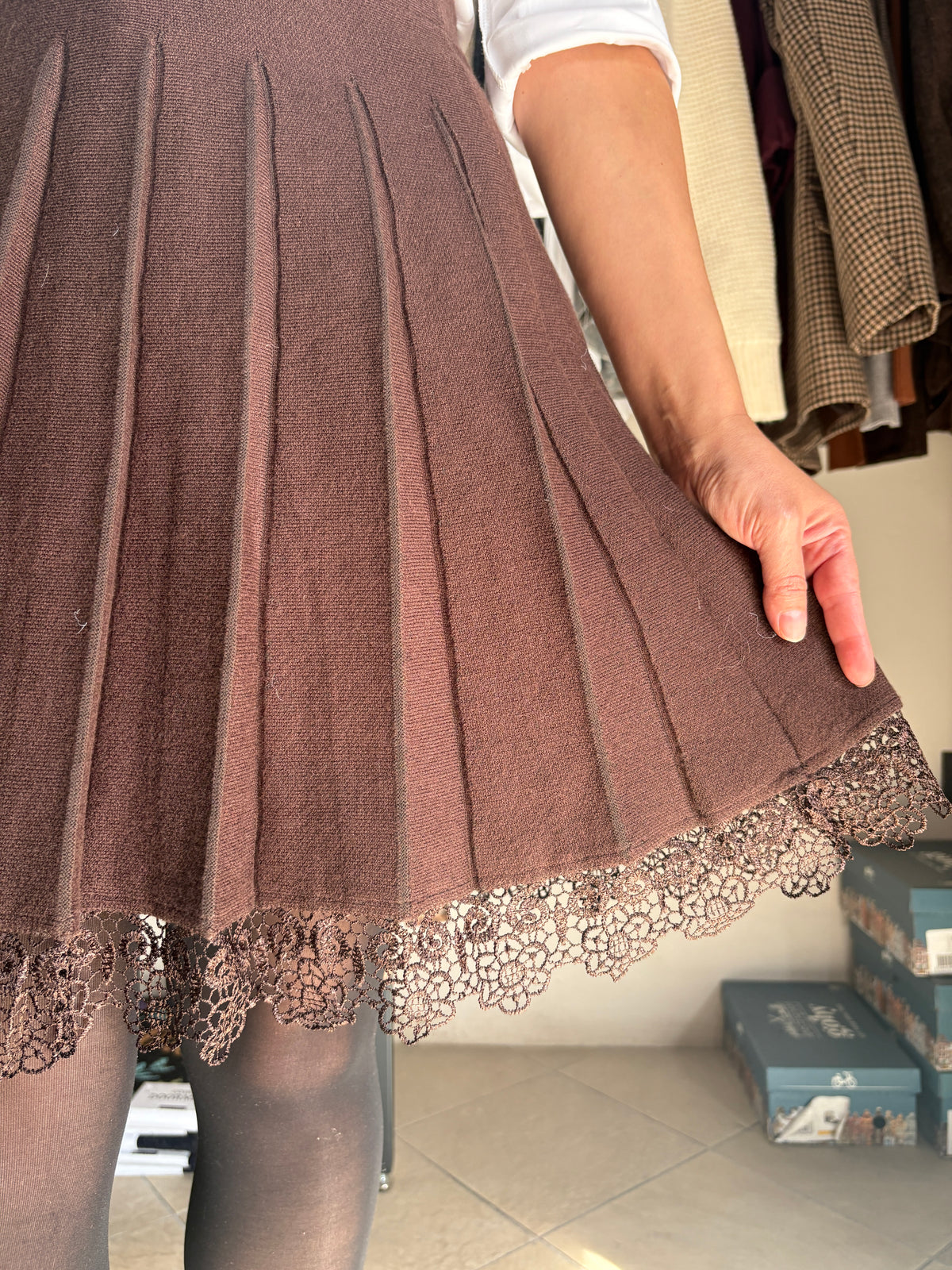 Gonna corta plissé in maglia marrone cioccolato con pizzo