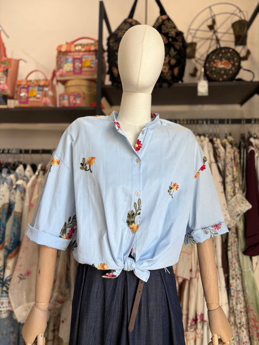 Camicia Over Azzurra a Micro-righe con Ricami Floreali