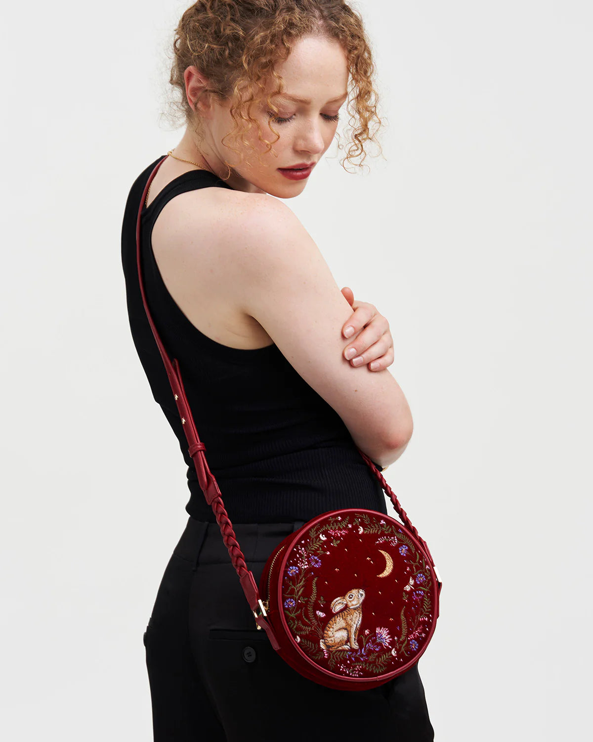 Borsa rotonda ricamata Fable England Red Star Gazing Rabbit