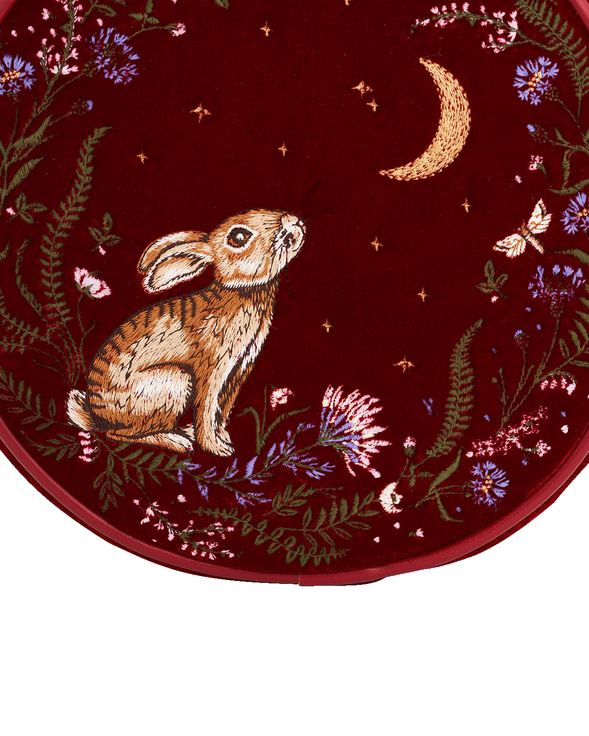 Borsa rotonda ricamata Fable England Red Star Gazing Rabbit