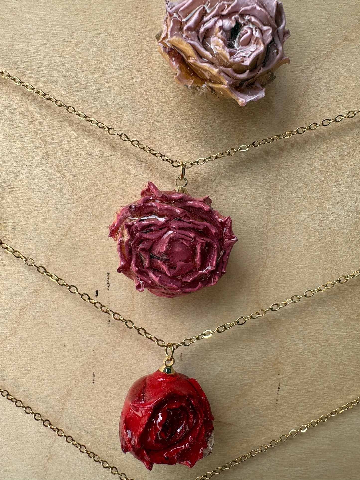 Collana "Rosa Eterna" – Bocciolo di Vera Rosa in Resina e Acciaio Inossidabile Aperta
