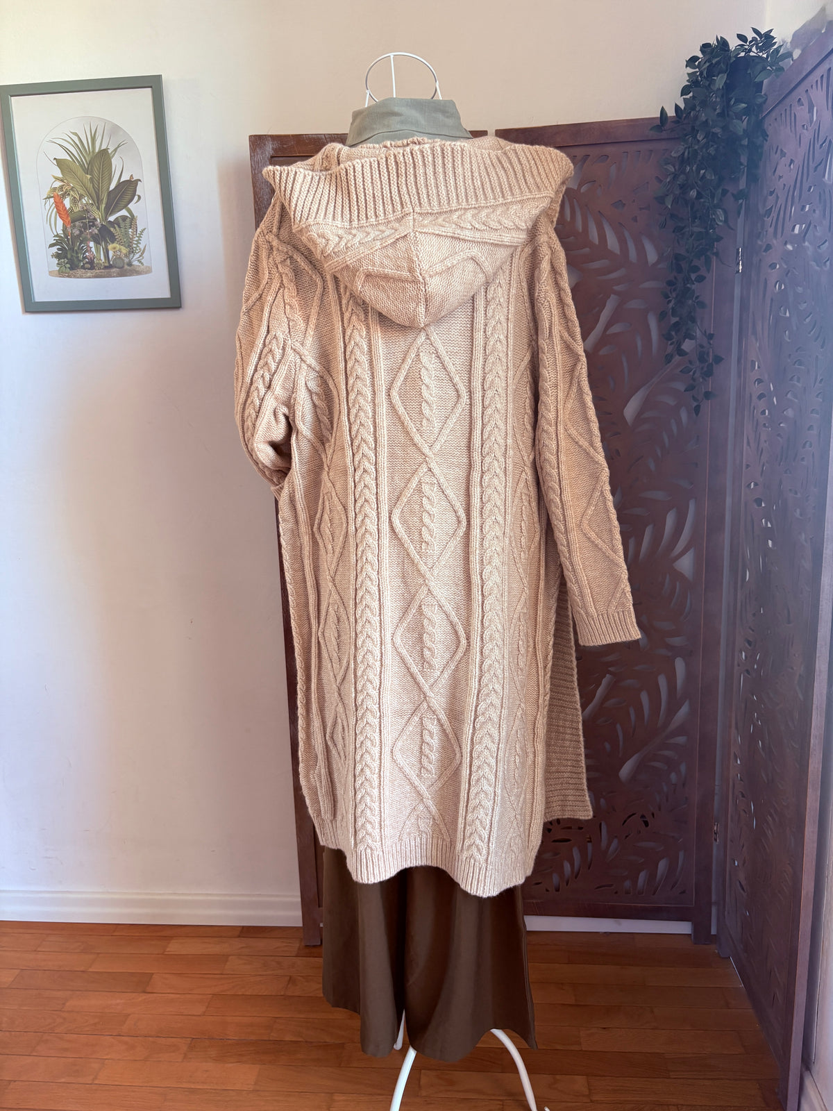 Cardigan lungo a trecce con cappuccio e rose in maglia - In 3 colori