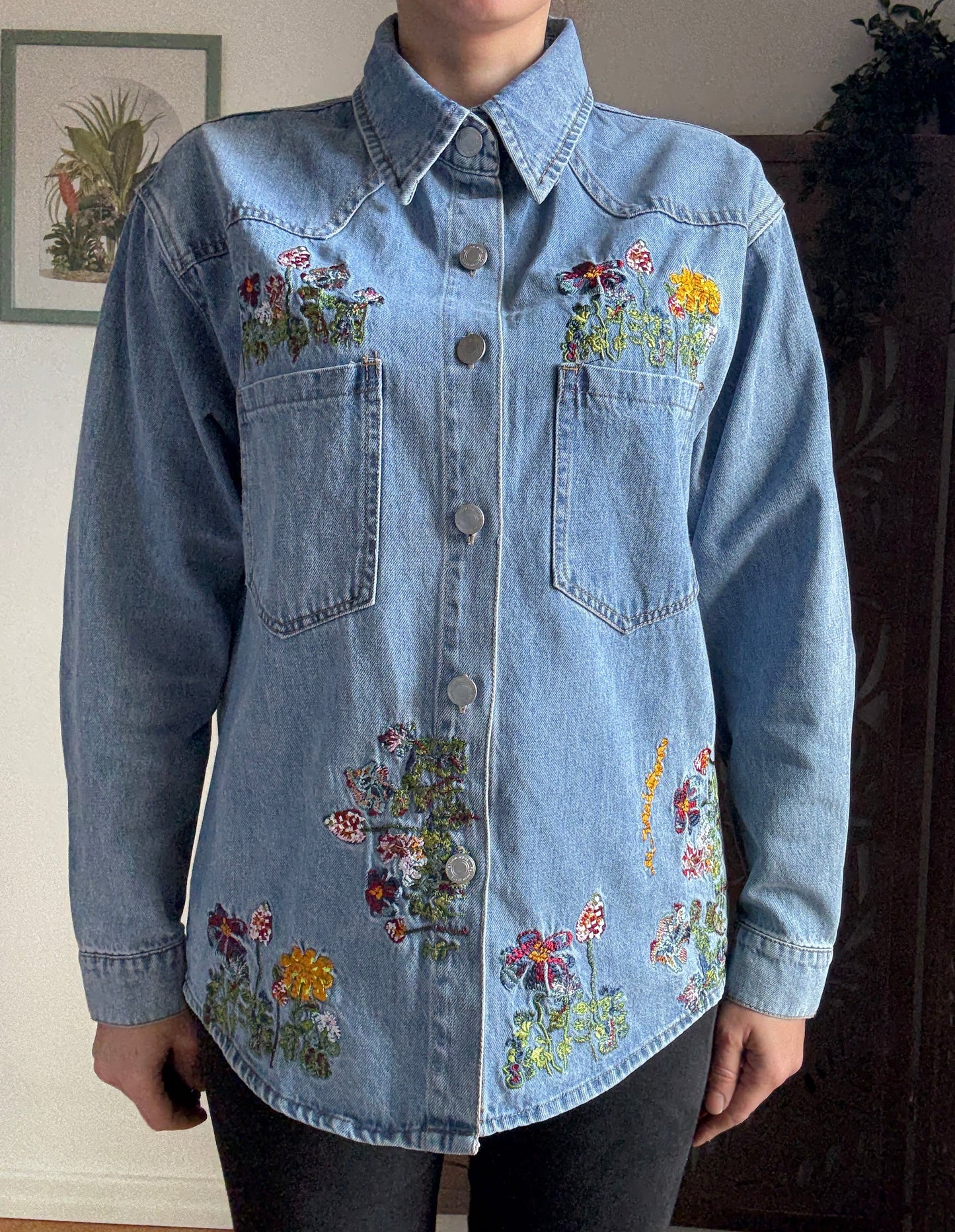 Camicia Denim Wildflower con ricami floreali