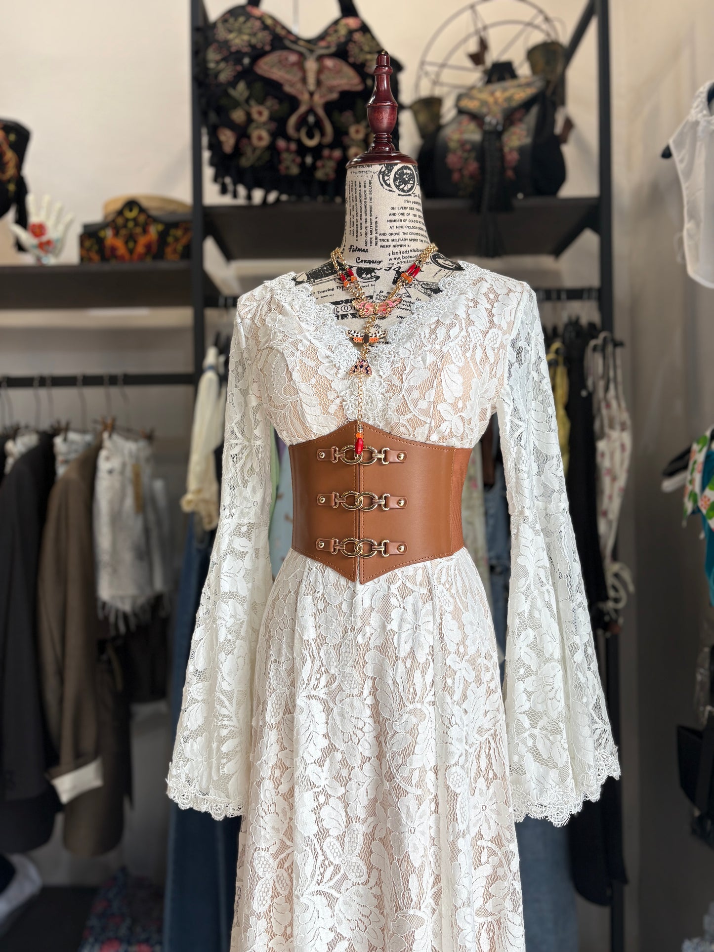 Abito Arwen - Abito Lungo in Pizzo Bianco con Maniche a Campana