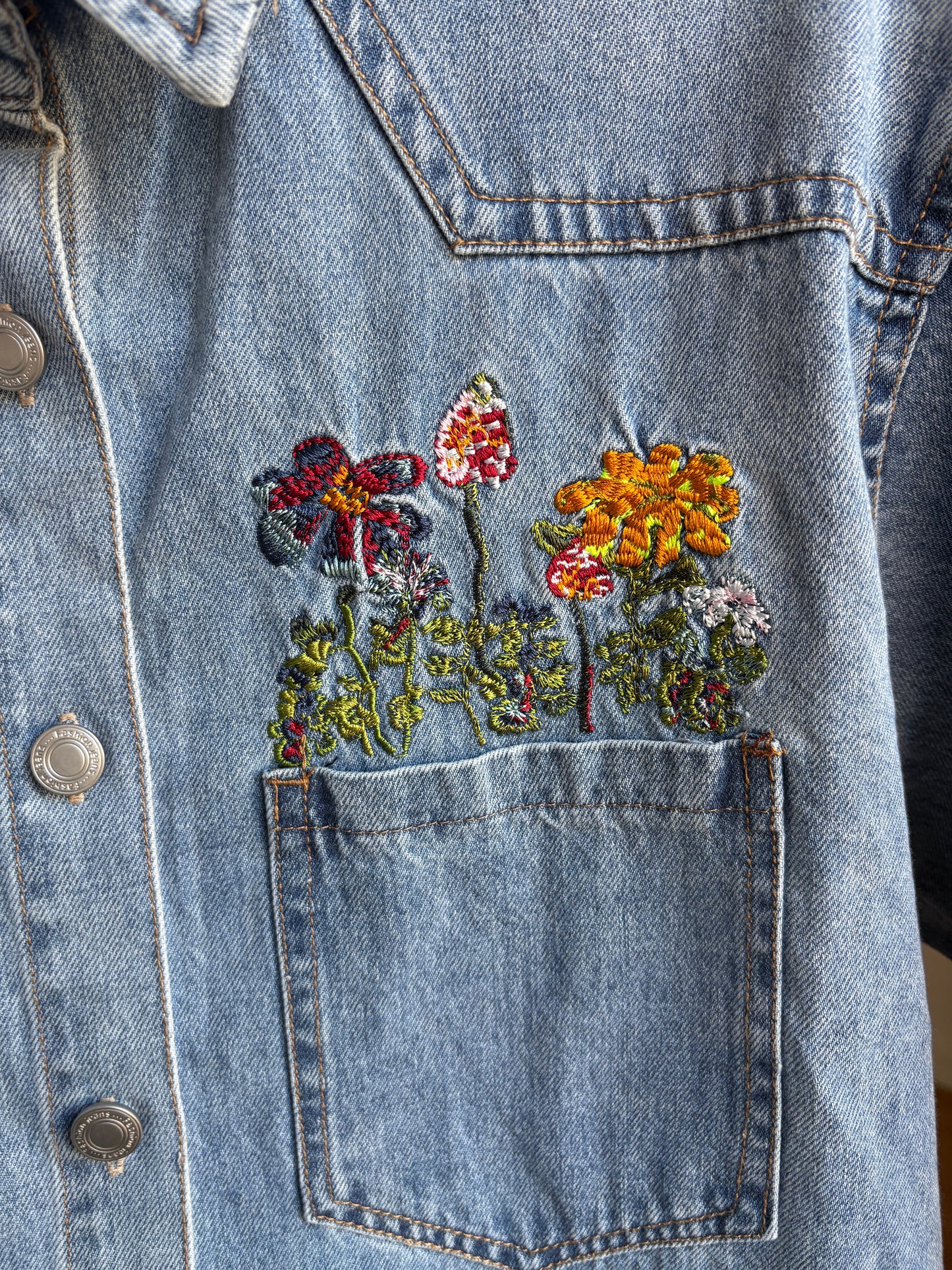 Camicia Denim Wildflower con ricami floreali
