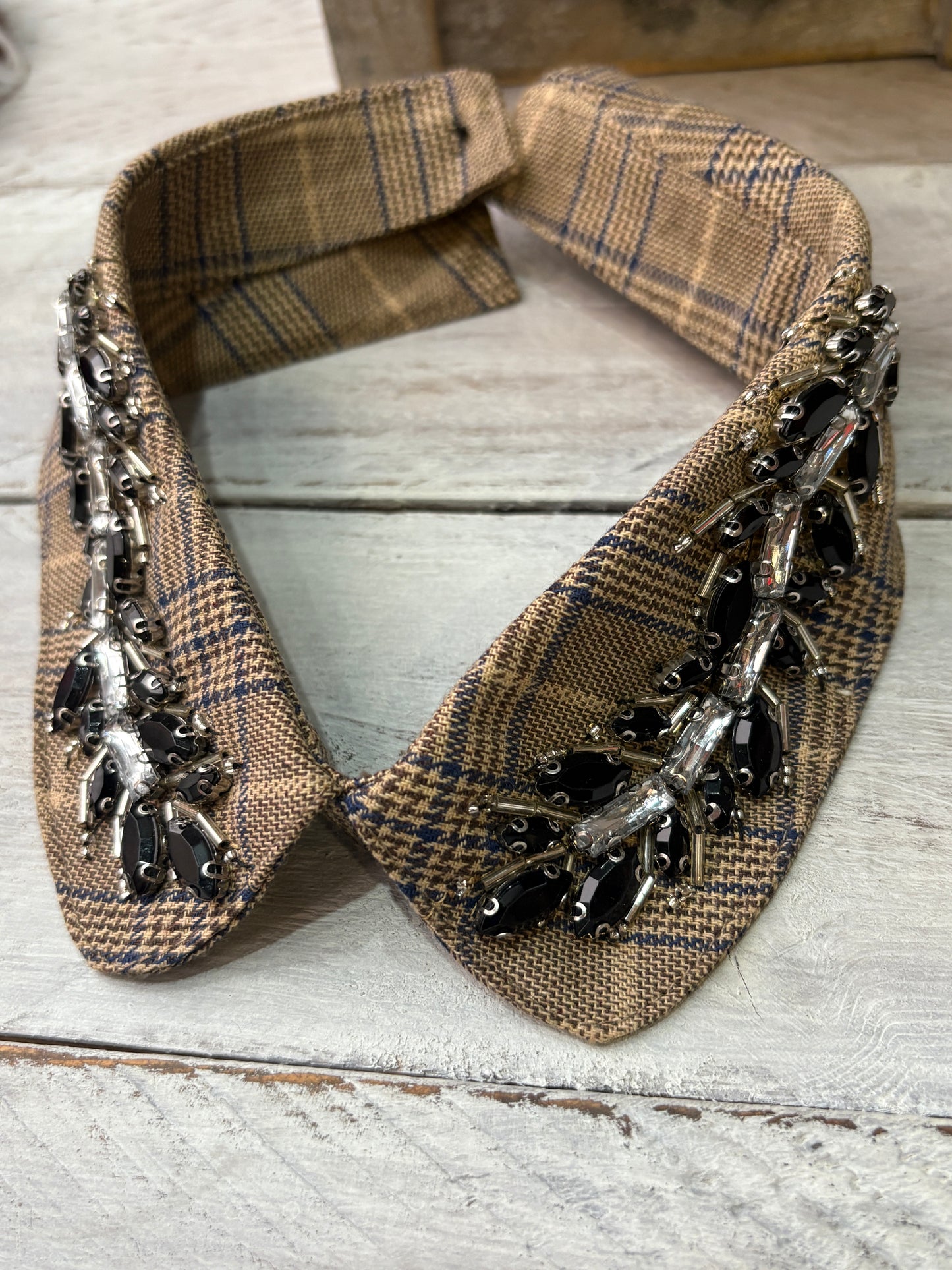 Colletto Gioiello Oxford - Trama tartan marrone con cristalli neri