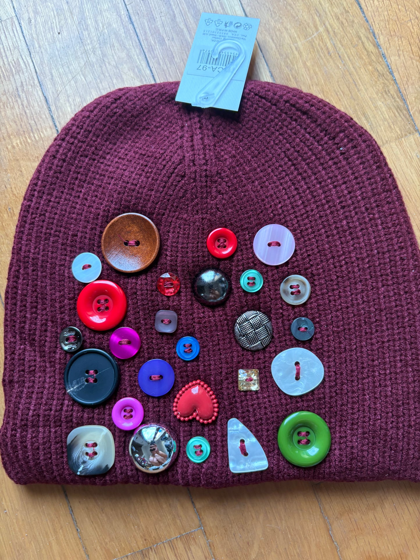 Berretto a costine con bottoni in 3 colori