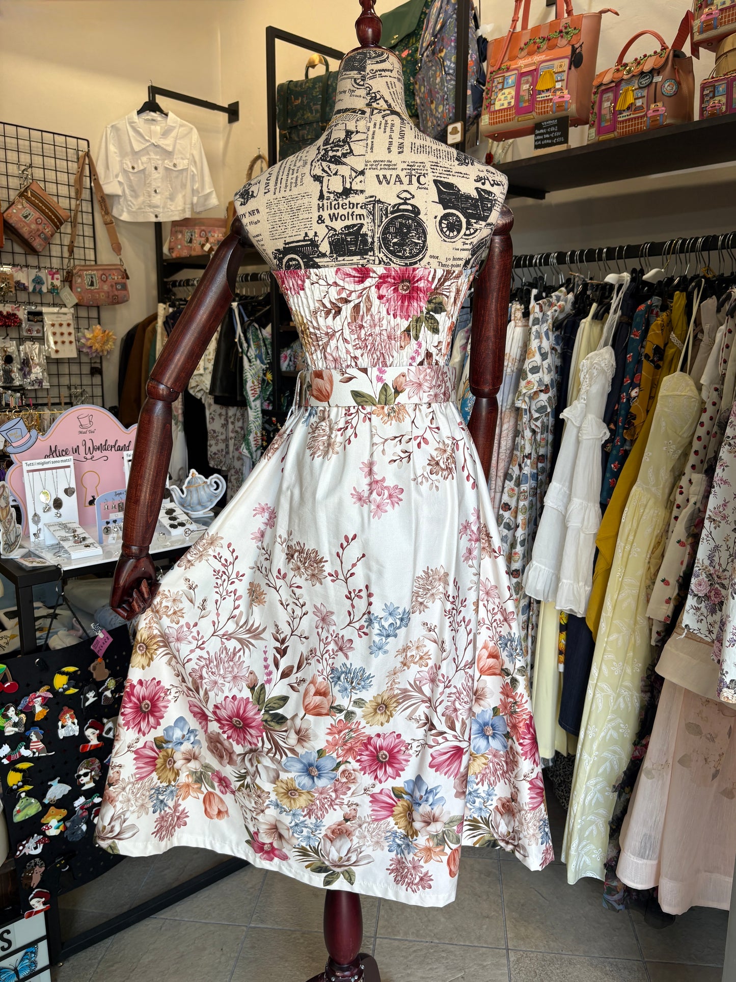 Vestito Midi Floreale in Cotone Bianco – Eleganza Rétro e Fascino Romantico