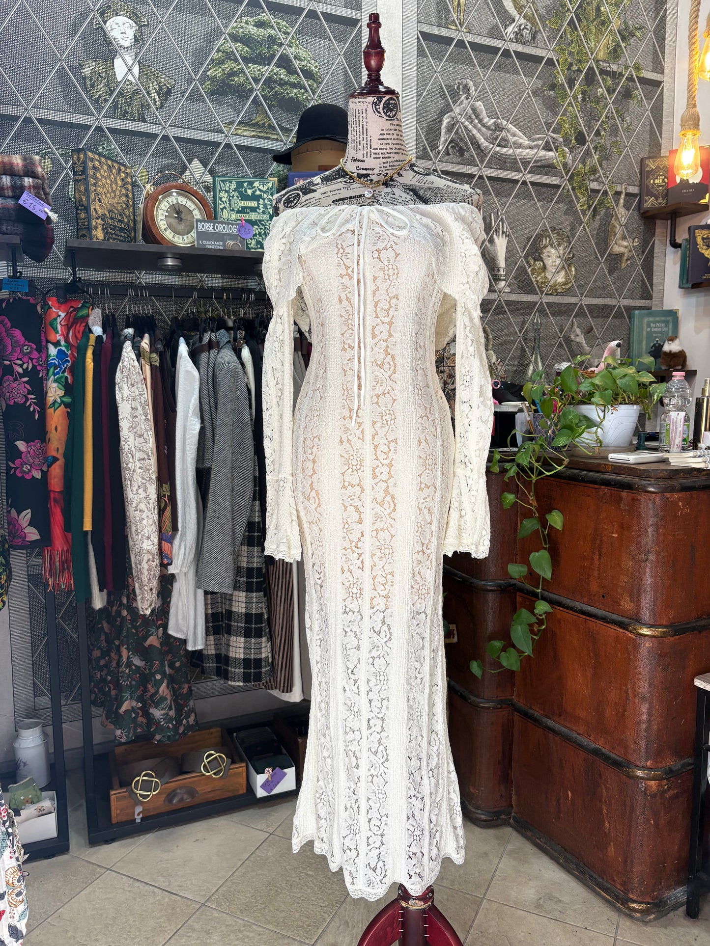 Abito lungo retrò romantico in pizzo color crema