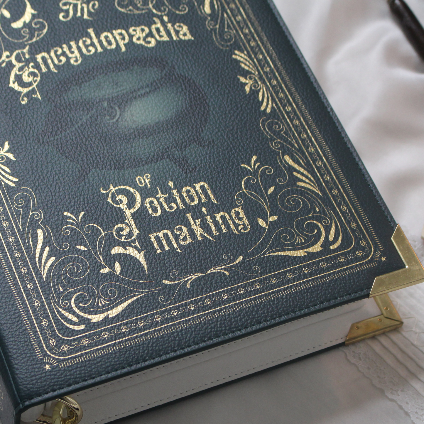 Borsa a Tracolla a Forma di Libro "L'Enciclopedia della Creazione di Pozioni" in Lussuosa Finitura Dorata: Grande