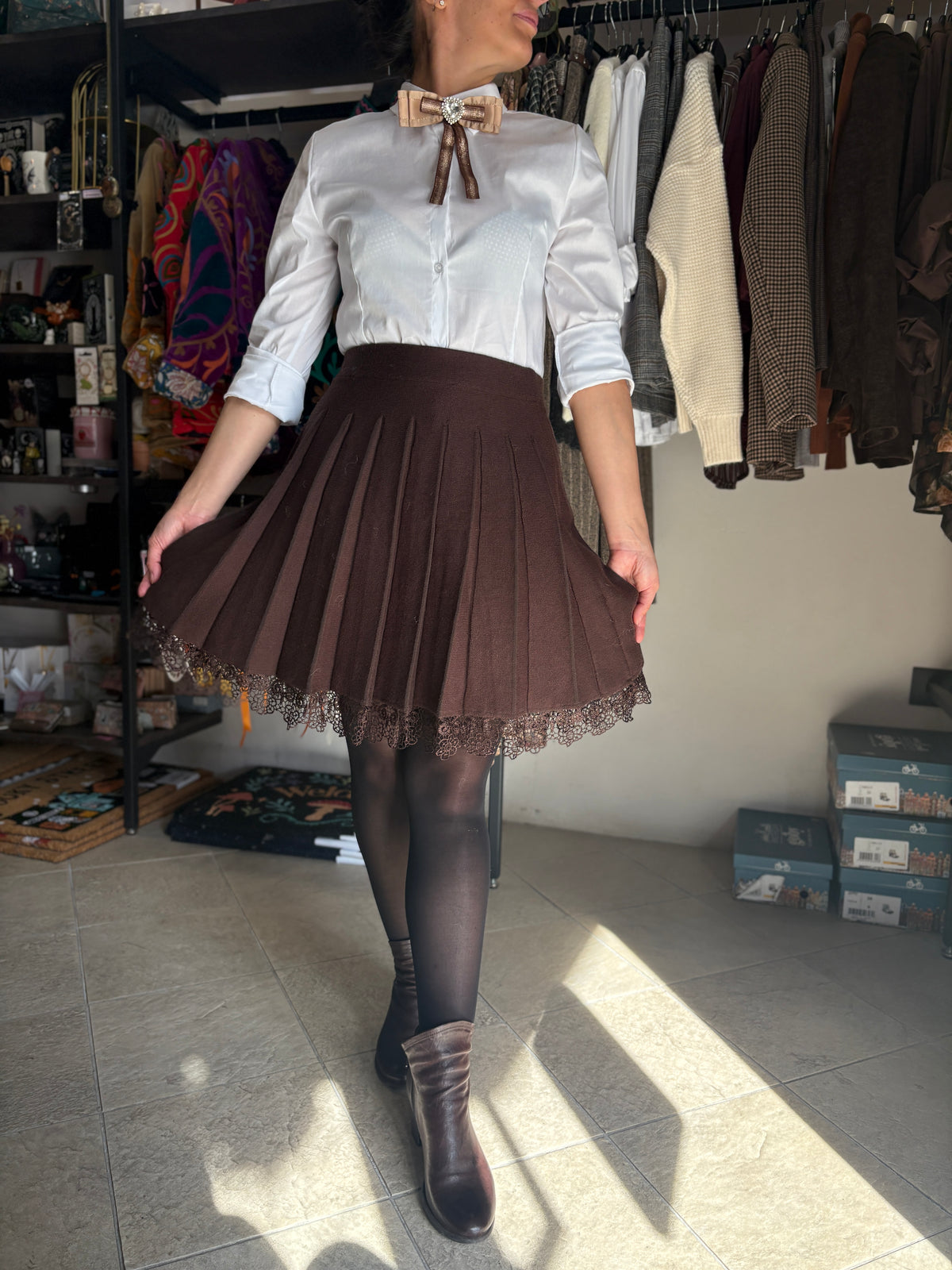 Gonna corta plissé in maglia marrone cioccolato con pizzo