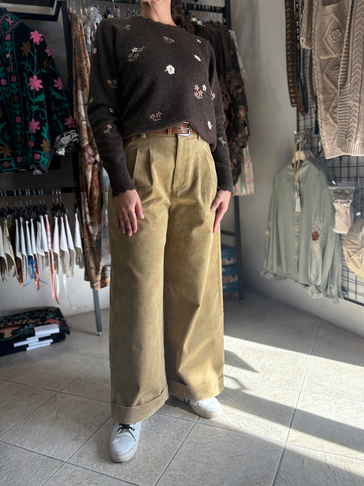 Pantaloni donna wide leg in velluto a coste cammello con cintura