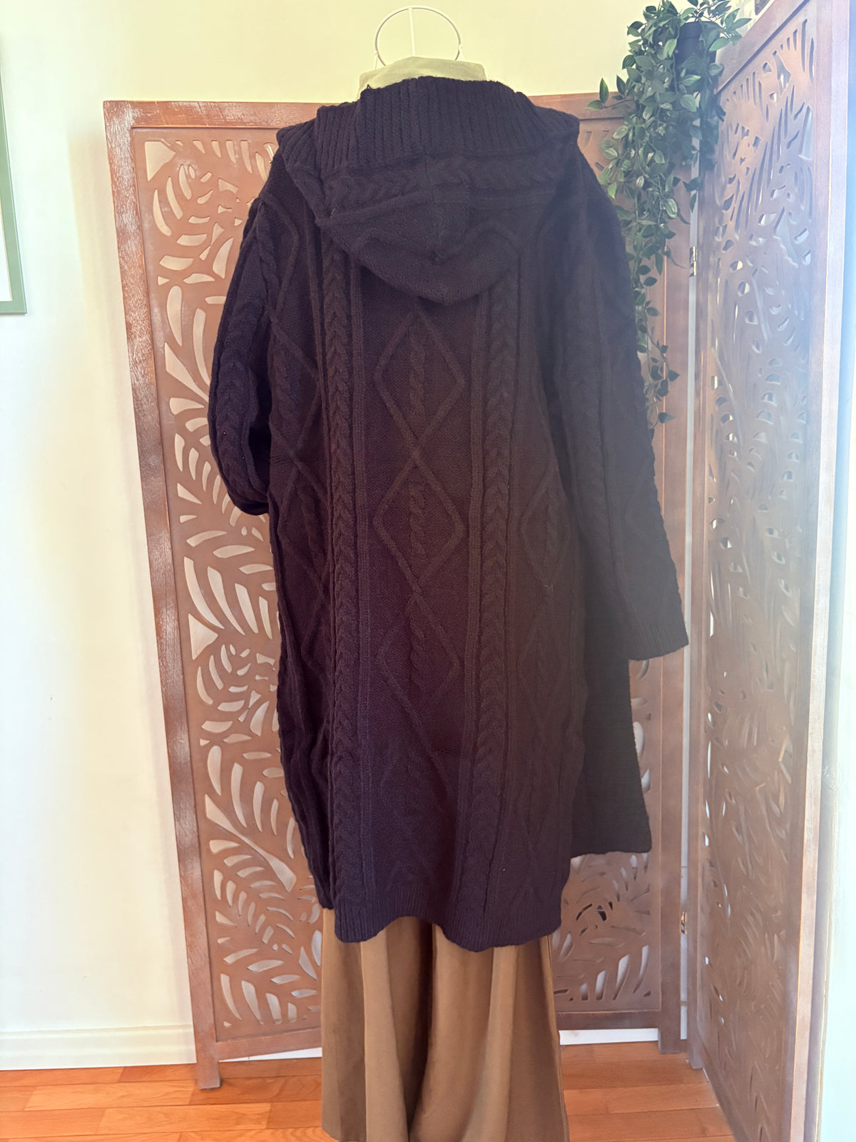 Cardigan lungo a trecce con cappuccio e rose in maglia - In 3 colori