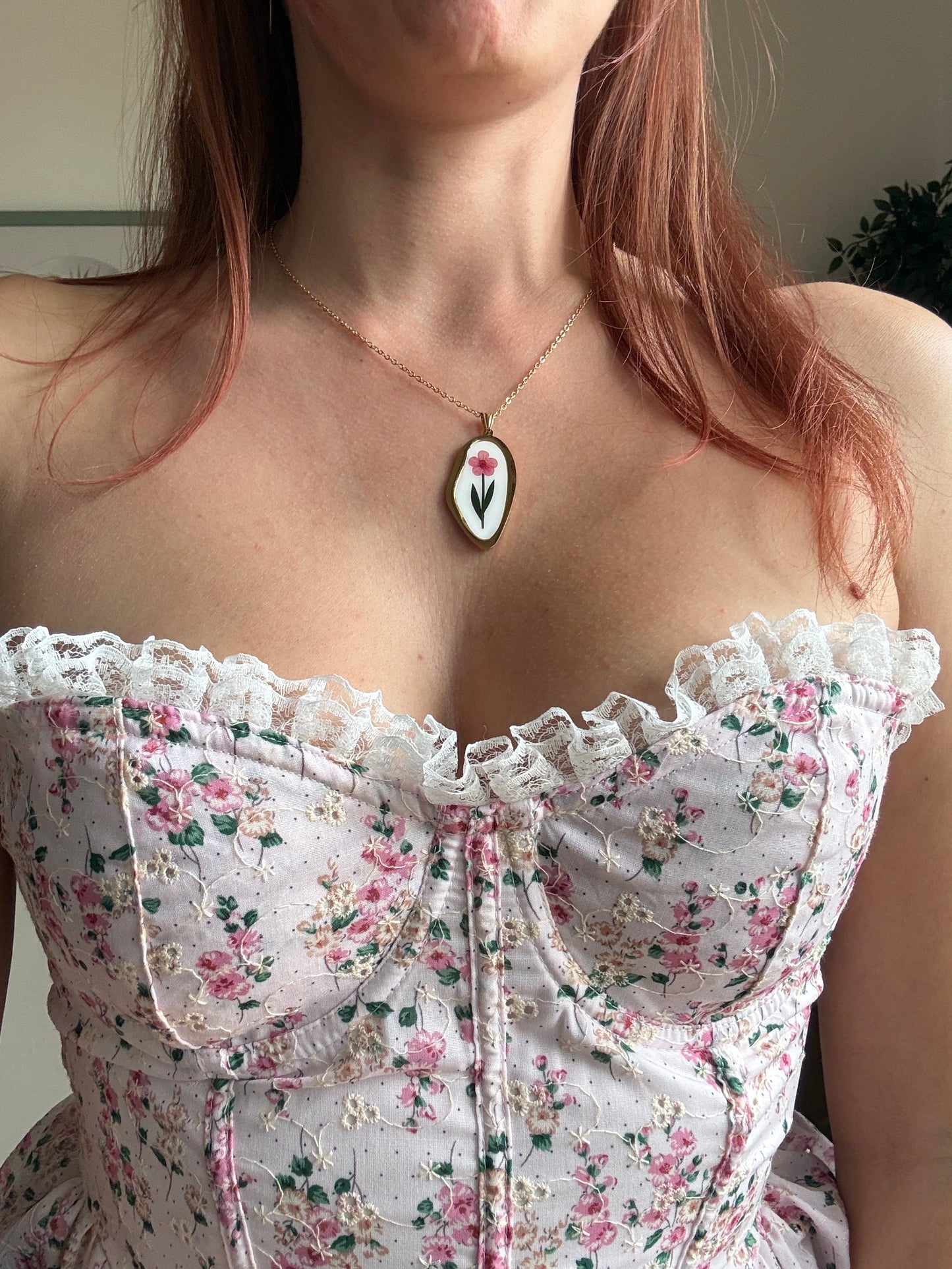 Collezione Miniature Romantiche: Collane in Acciaio Gold con Pendenti Illustrati