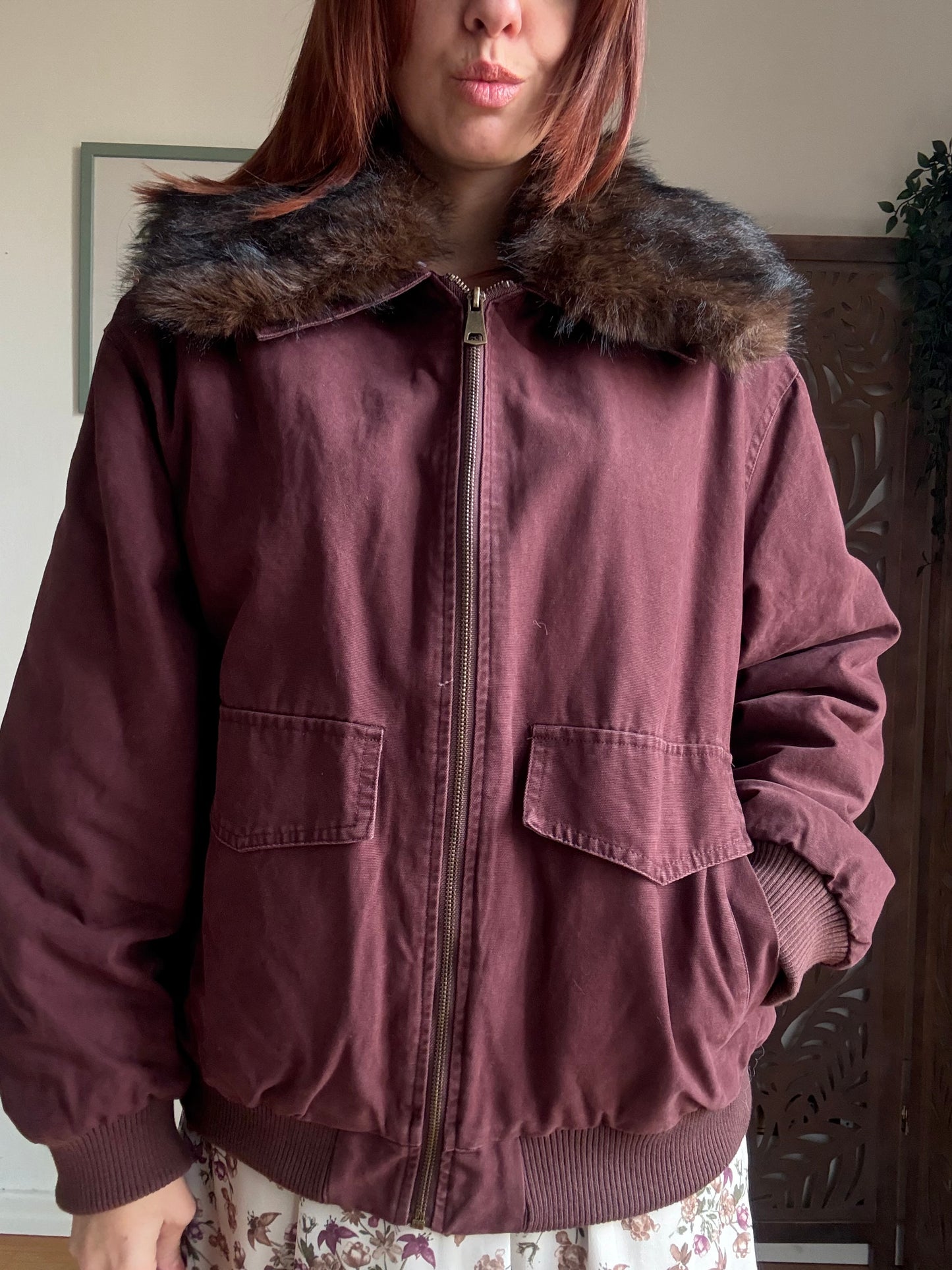 Giaccone oversize in cotone bordeaux con collo in ecopelliccia removibile