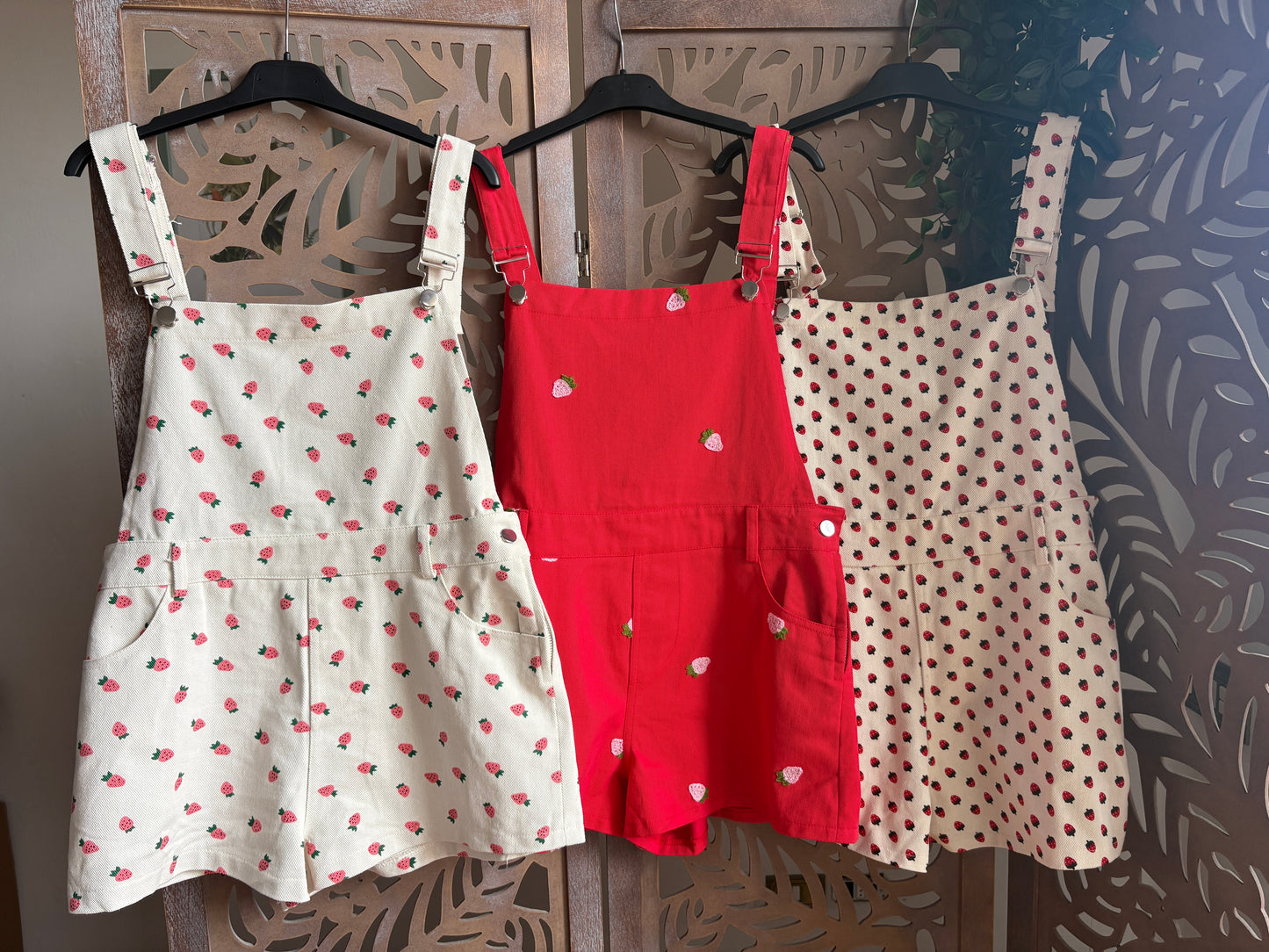 Salopette Corta in Cotone con Fragole – Strawberry Summer