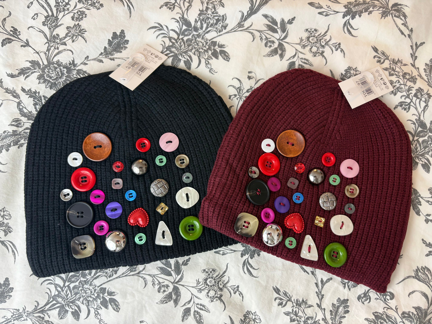 Berretto a costine con bottoni in 3 colori