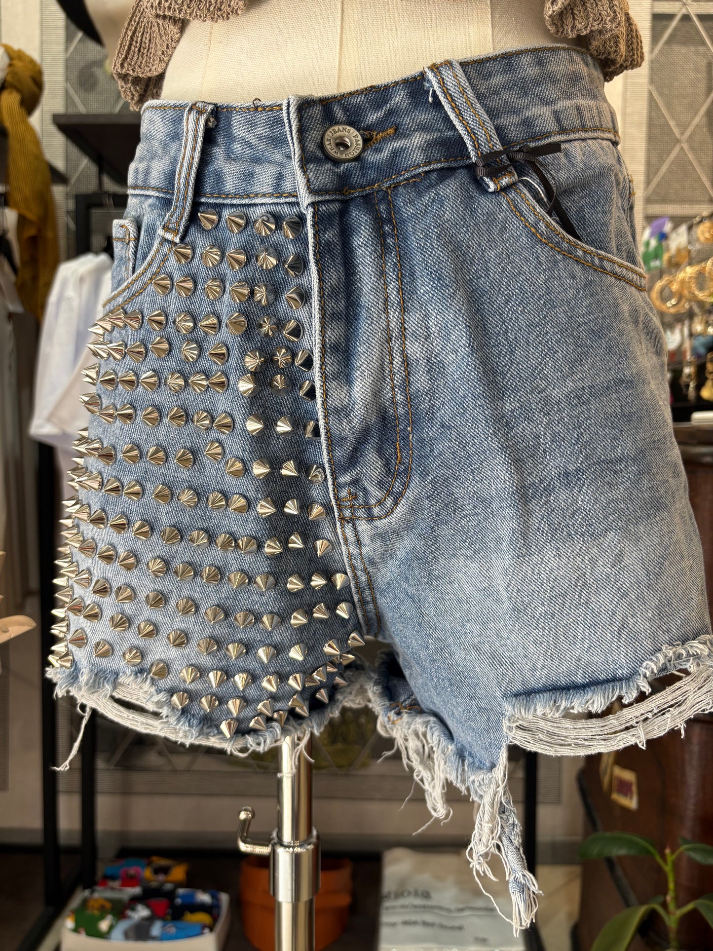 Shorts di Jeans Donna con Borchie – Denim Strappato, Look Rock in 2 colori