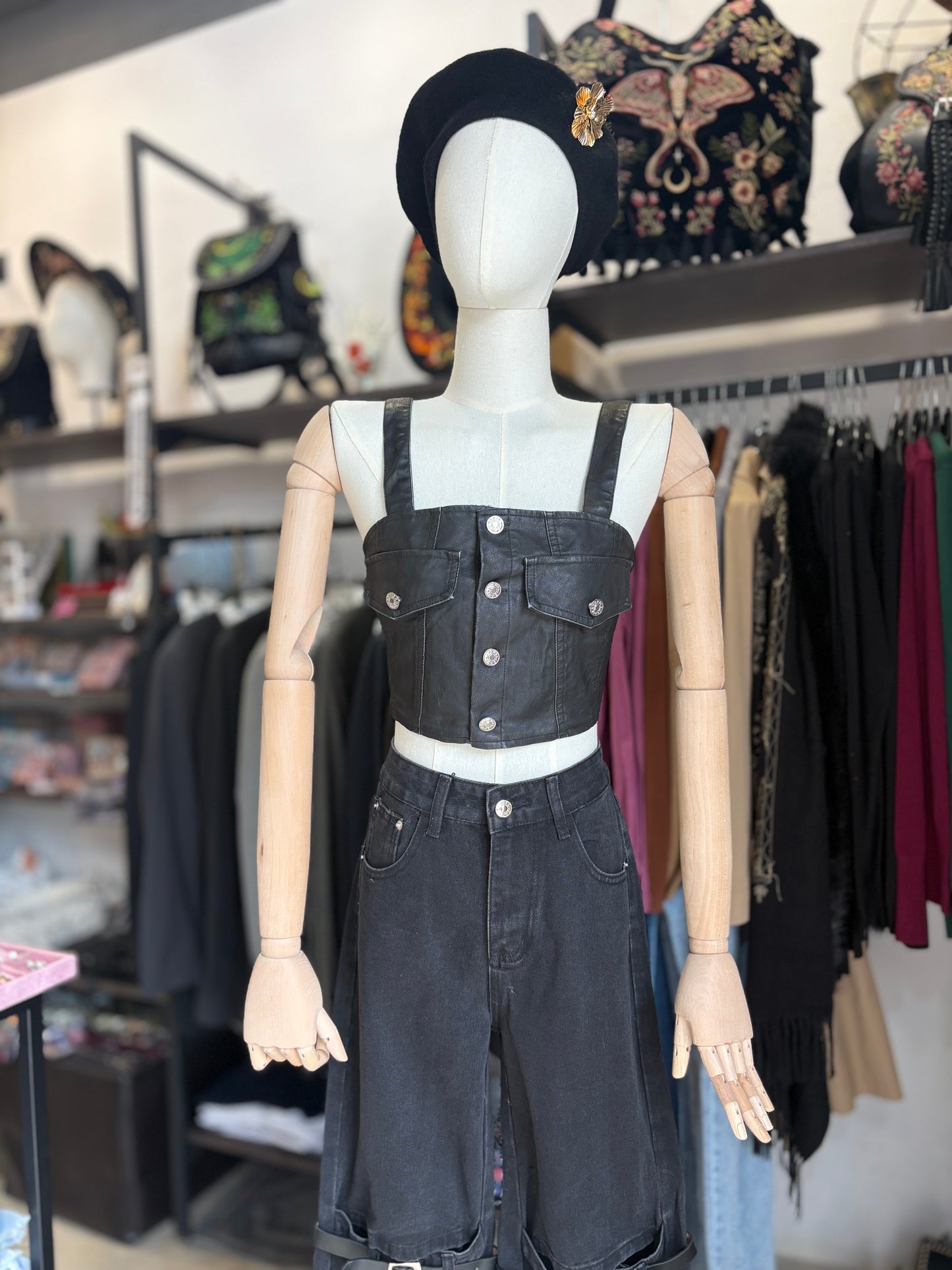 Top Crop Nero in Ecopelle con Bottoni e Taschini