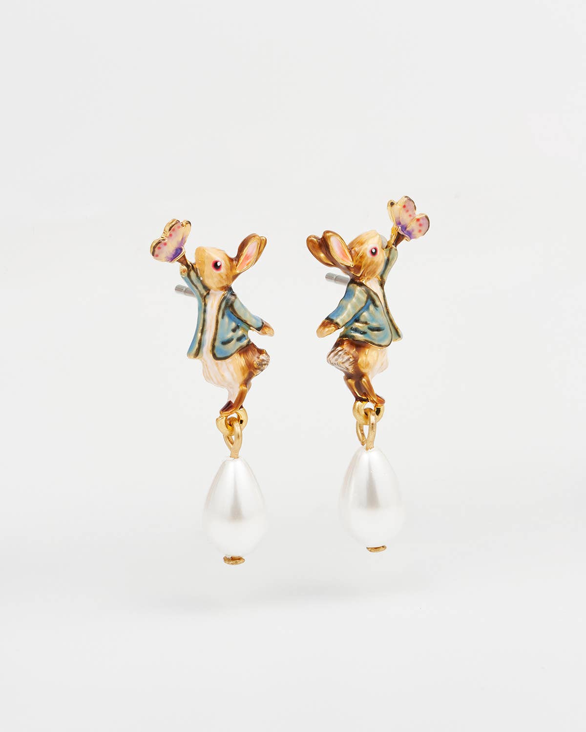 Orecchini pendenti con perla Peter Rabbit e farfalla di Fable England