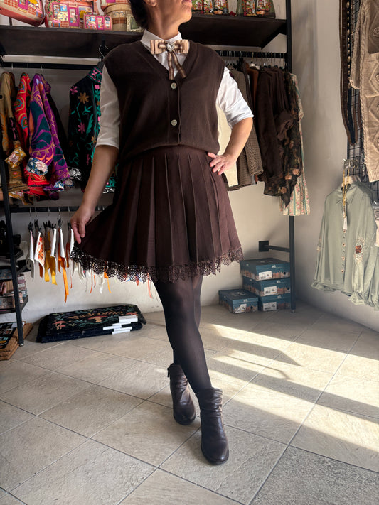 Gonna corta plissé in maglia marrone cioccolato con pizzo