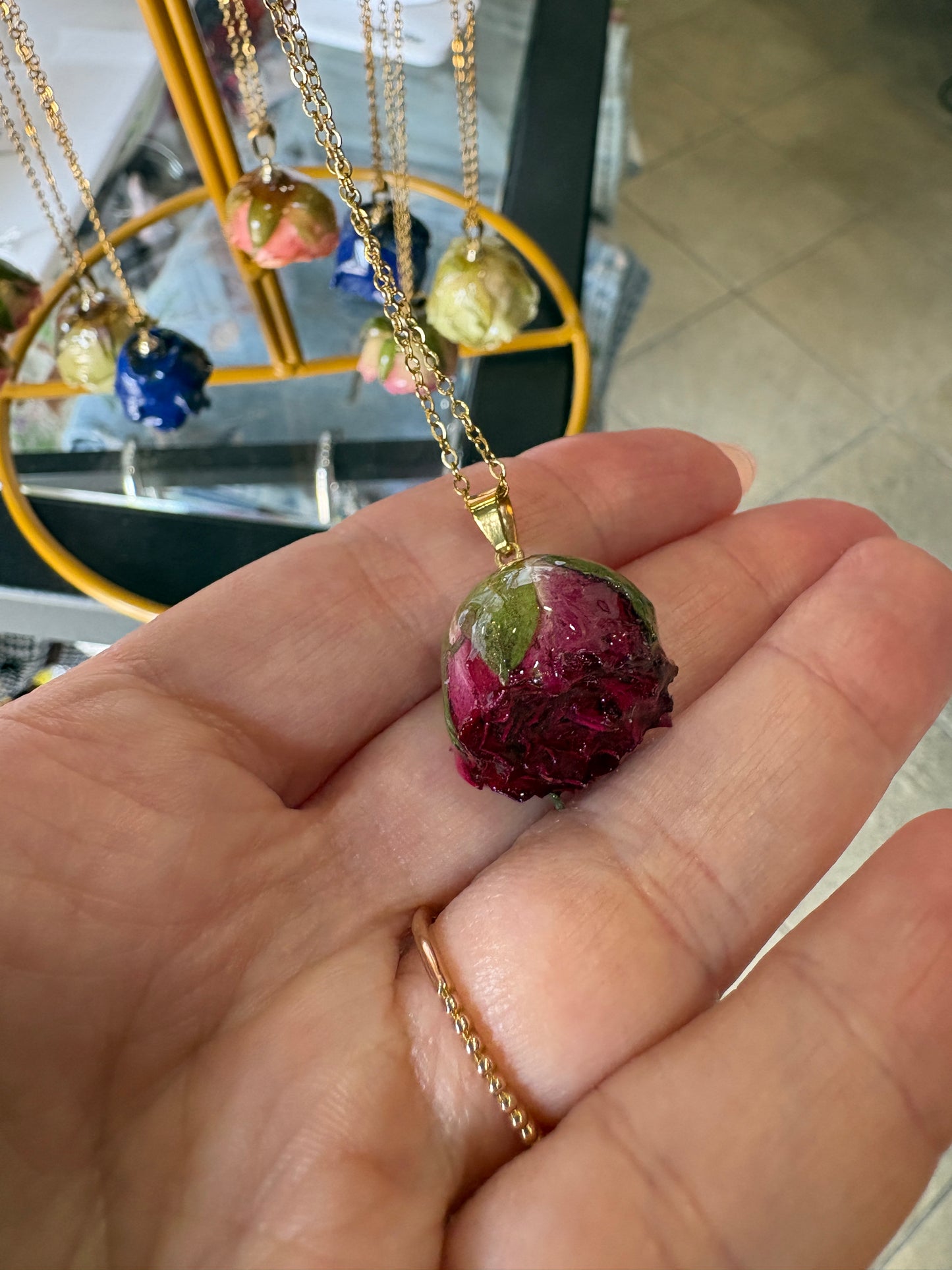 Collana "Rosa Eterna" – Bocciolo di Vera Rosa in Resina e Acciaio Inossidabile
