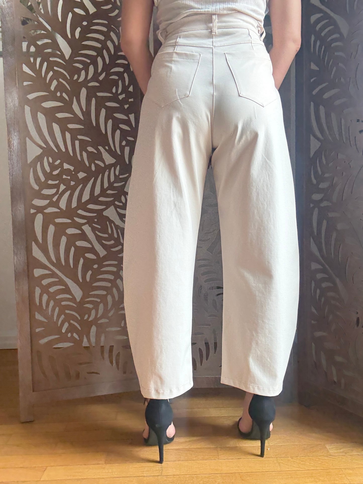 Pantaloni beige in punto Milano a gamba ampia – Con charm decorativo coordinato