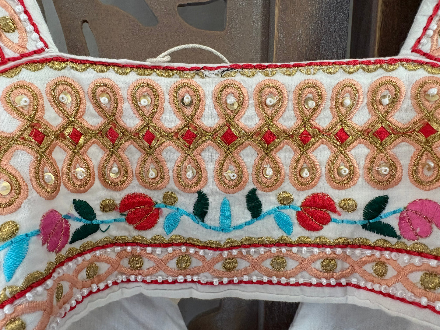 Gilet corto in cotone boho chic floreale ricamato con applicazioni di perline e chiusura con nappe