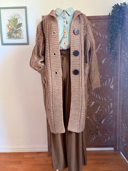 Cardigan lungo a trecce con cappuccio e rose in maglia - In 3 colori