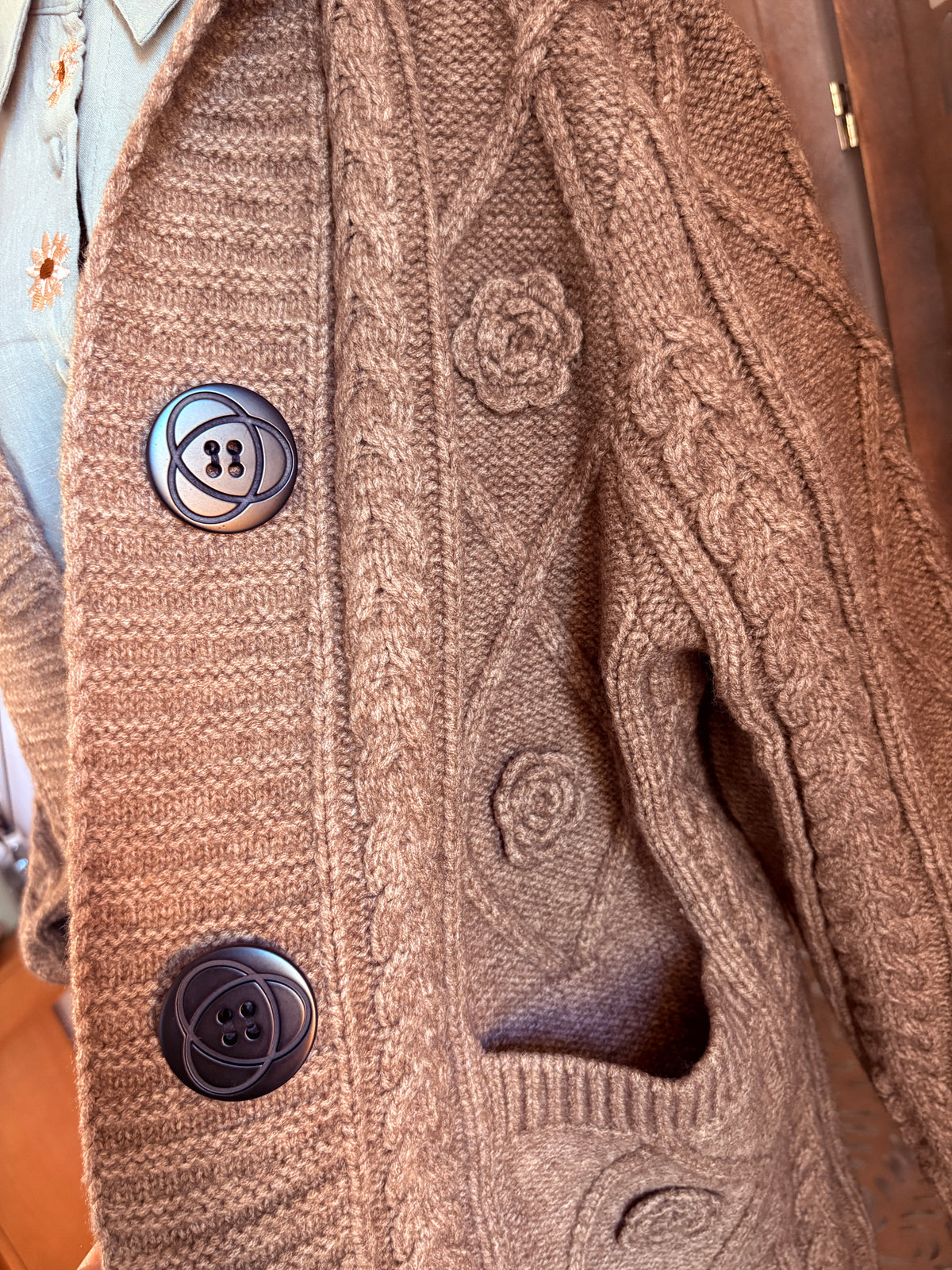 Cardigan lungo a trecce con cappuccio e rose in maglia - In 3 colori
