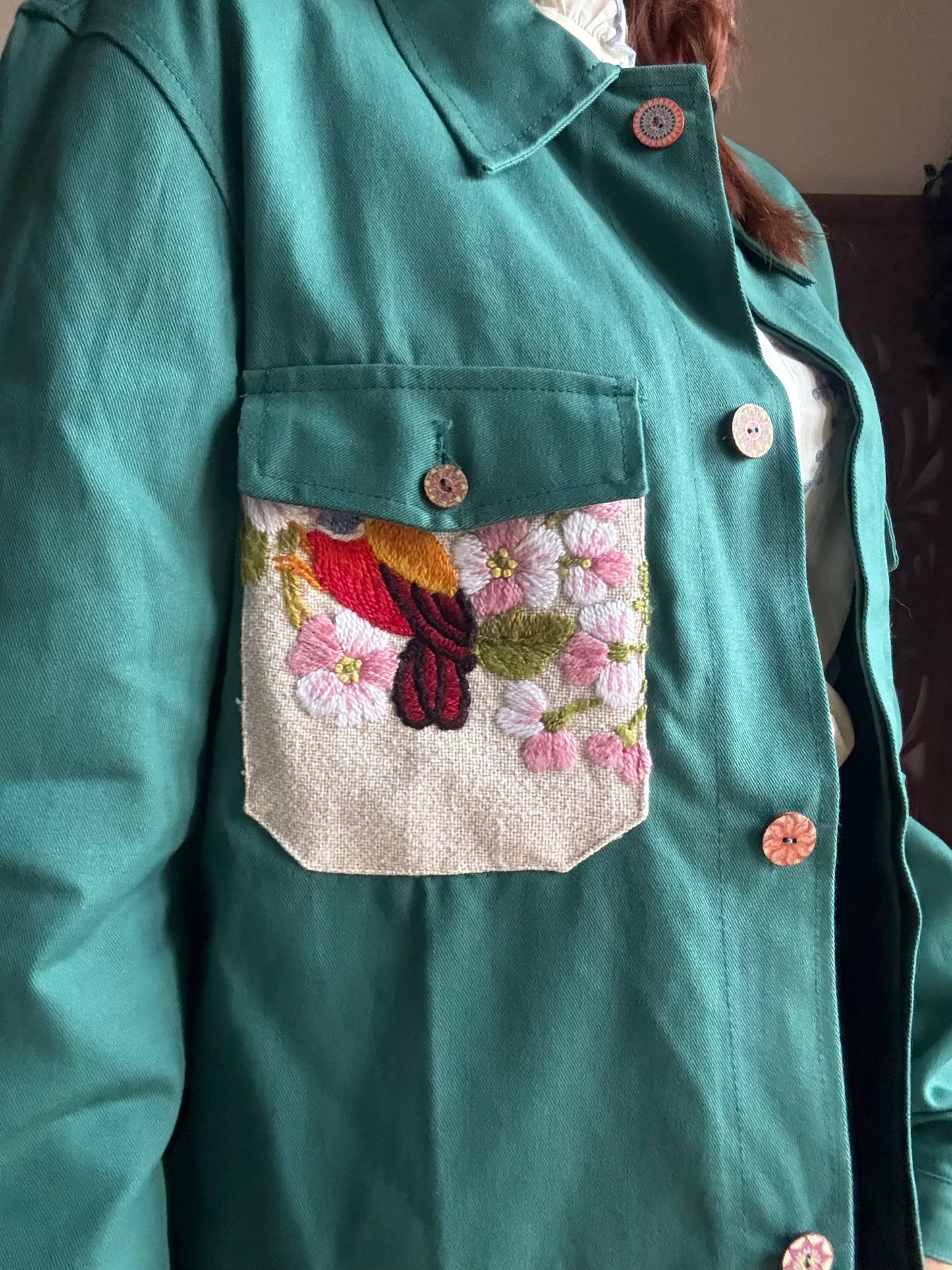 Giacca in cotone Re-Made verde con tasche ricamate unisex