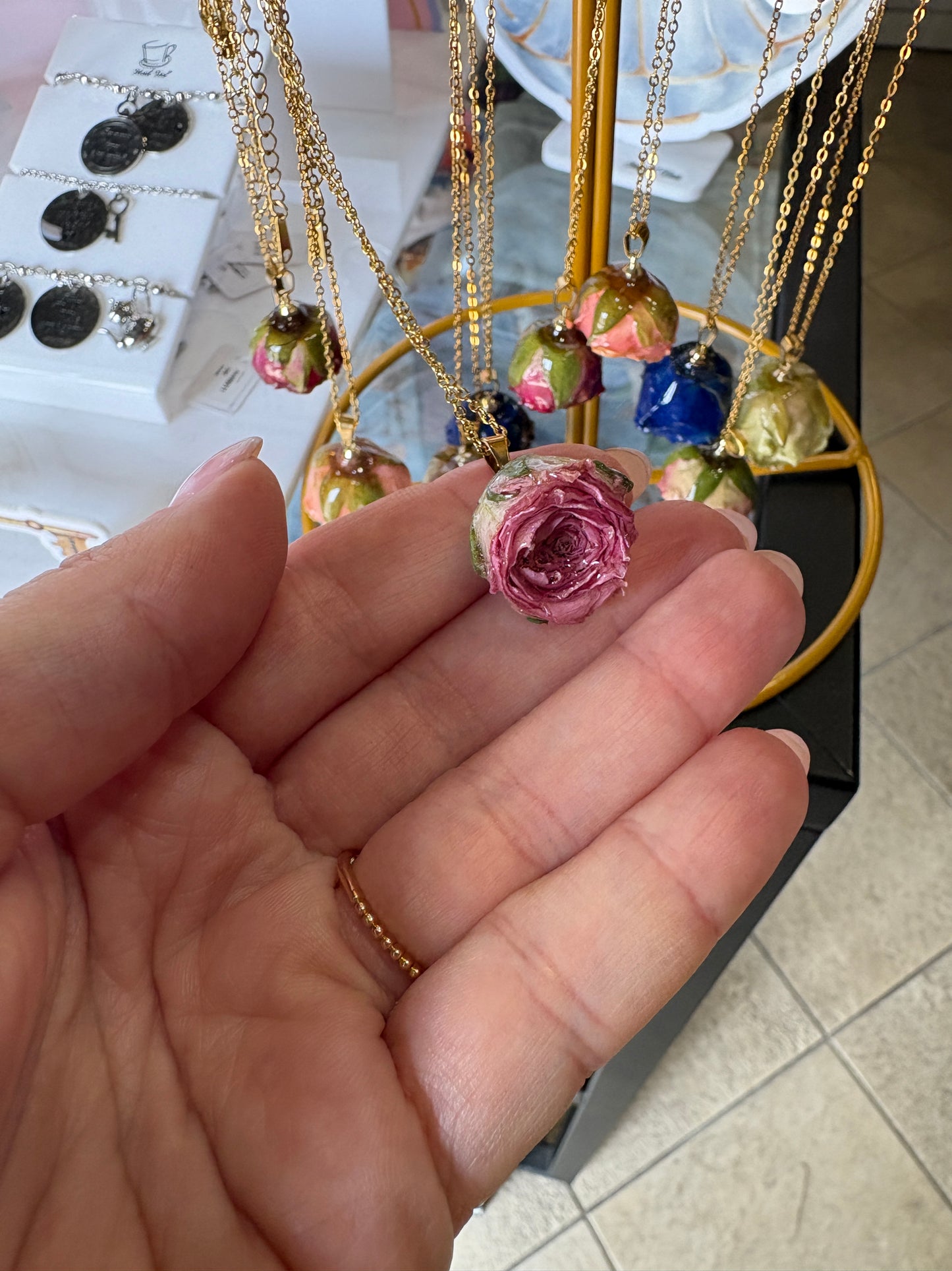 Collana "Rosa Eterna" – Bocciolo di Vera Rosa in Resina e Acciaio Inossidabile