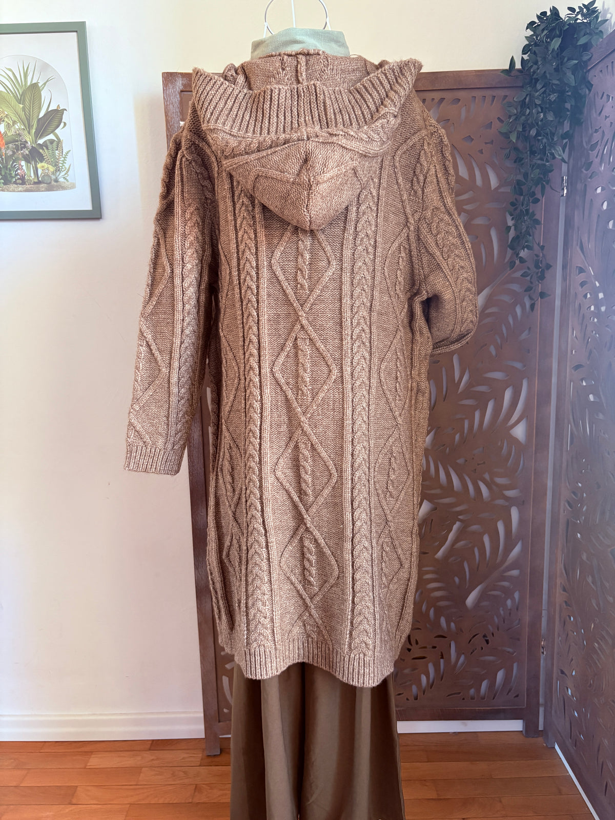 Cardigan lungo a trecce con cappuccio e rose in maglia - In 3 colori