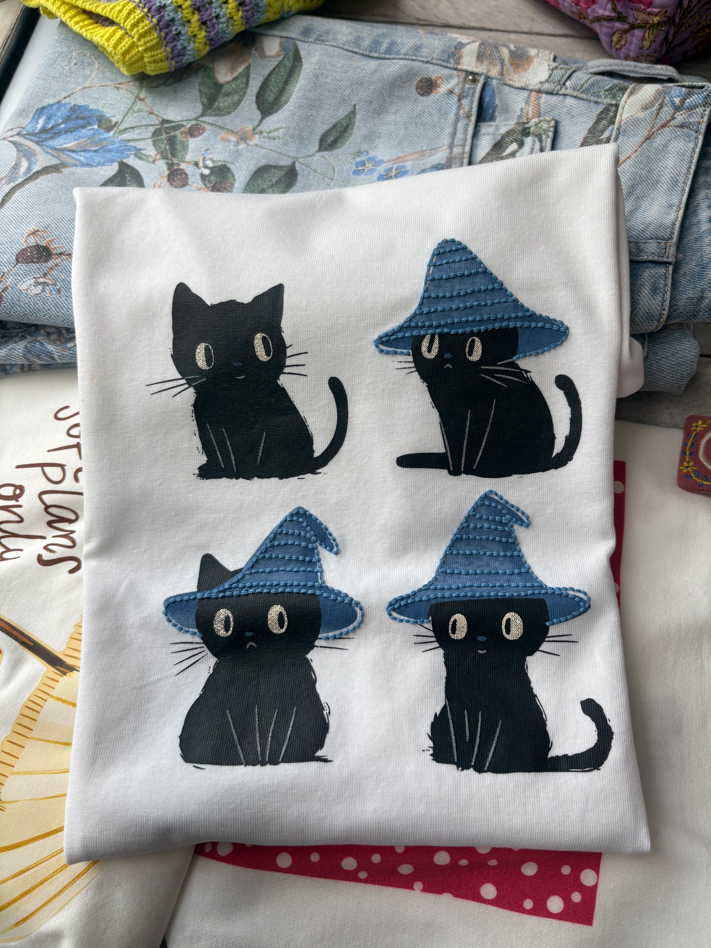 T-shirt in Cotone Gattini Magici con Applicazioni Ricamate - in 4 Colori