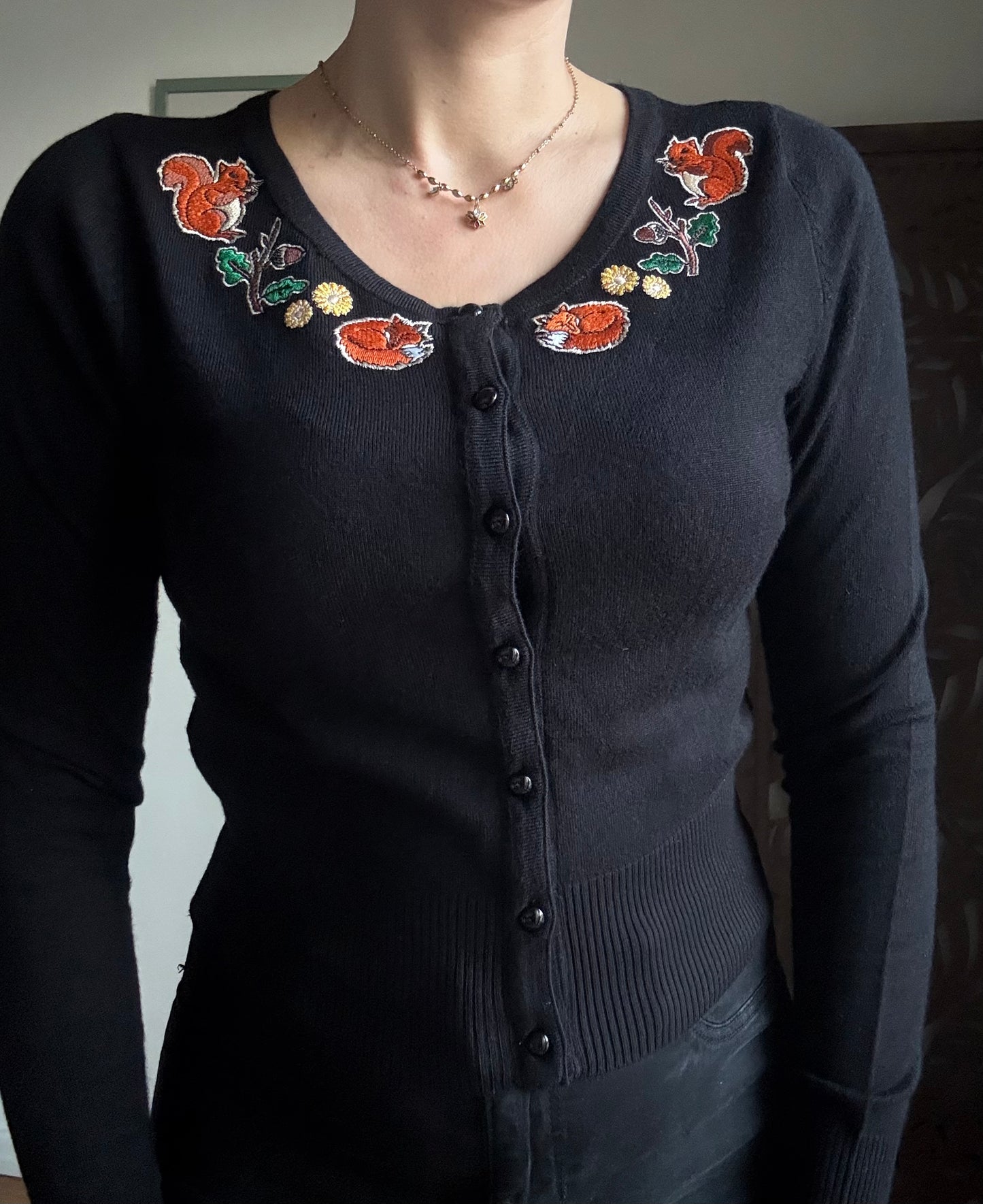 Chester cardigan nero con volpi e scoiattoli