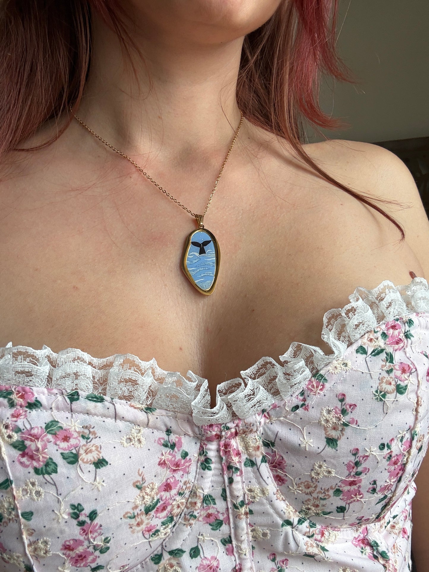 Collezione Miniature Romantiche: Collane in Acciaio Gold con Pendenti Illustrati