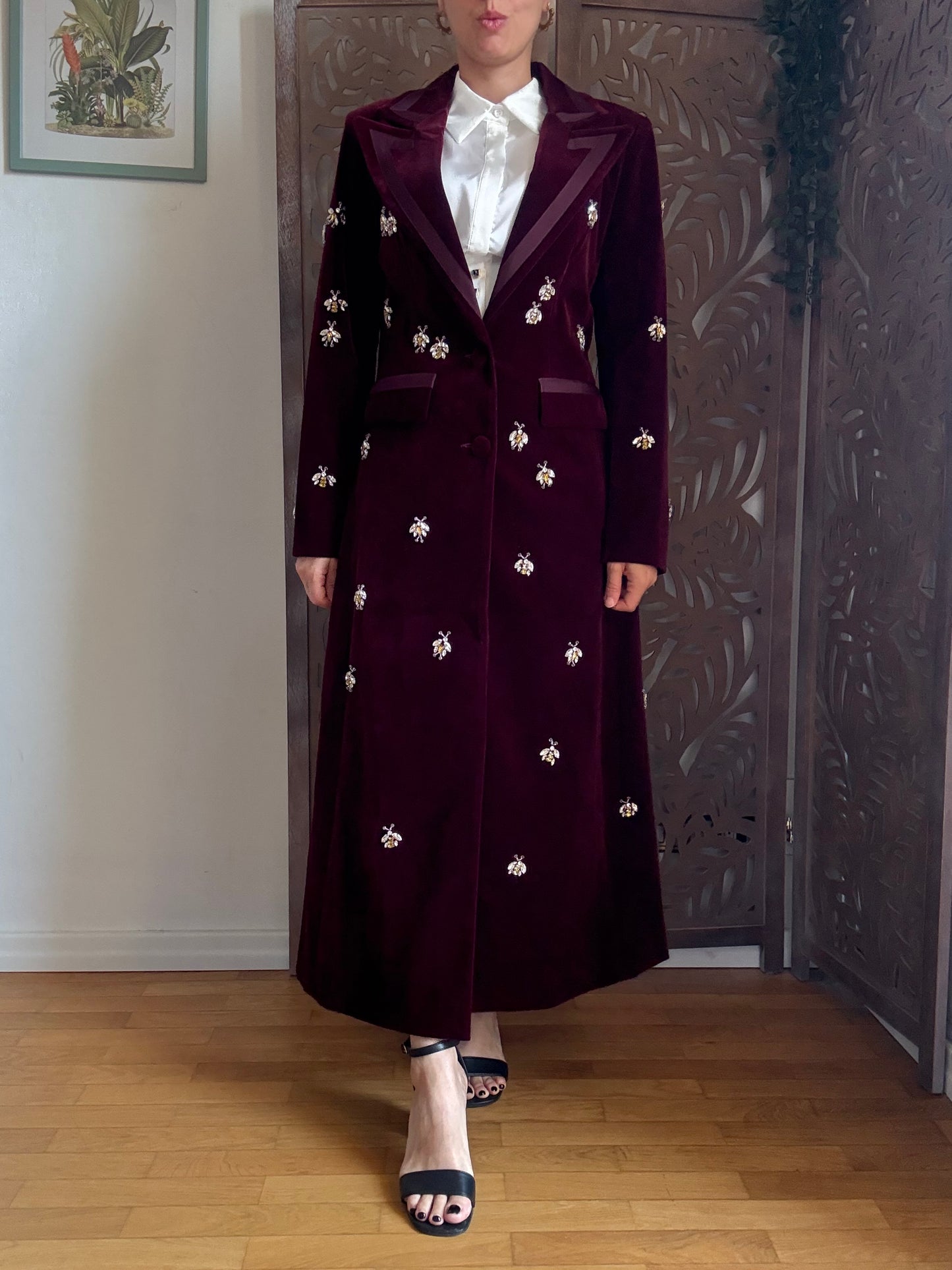 Cappotto lungo bordeaux aderente in vita con dettagli gioiello