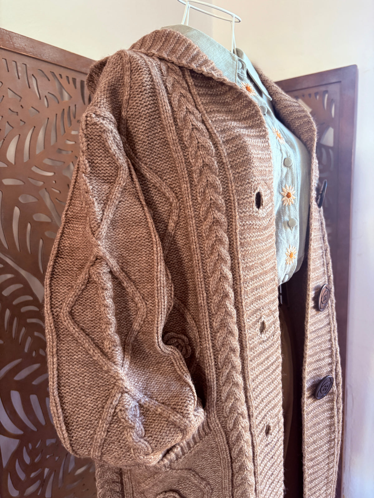 Cardigan lungo a trecce con cappuccio e rose in maglia - In 3 colori