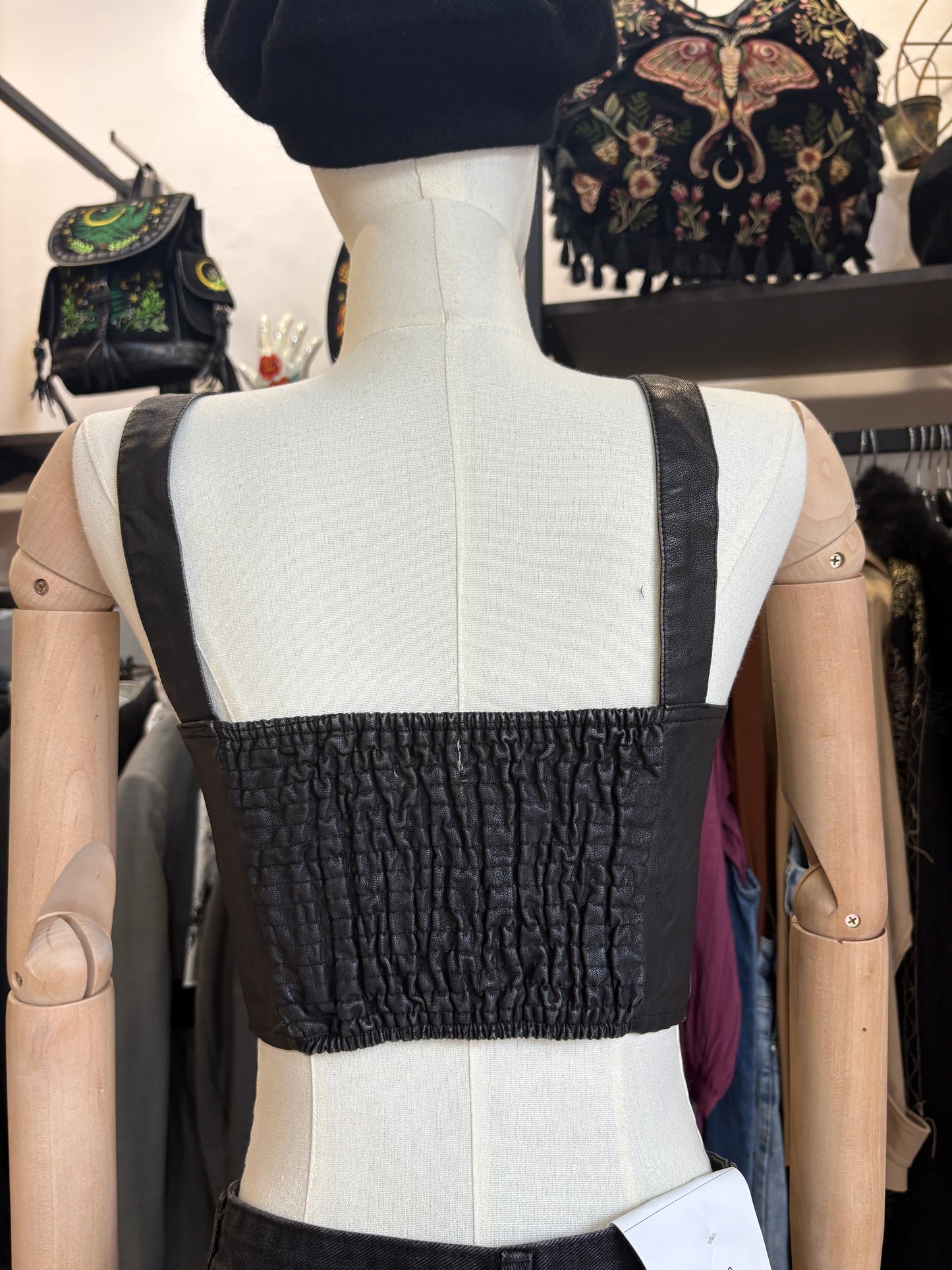 Top Crop Nero in Ecopelle con Bottoni e Taschini