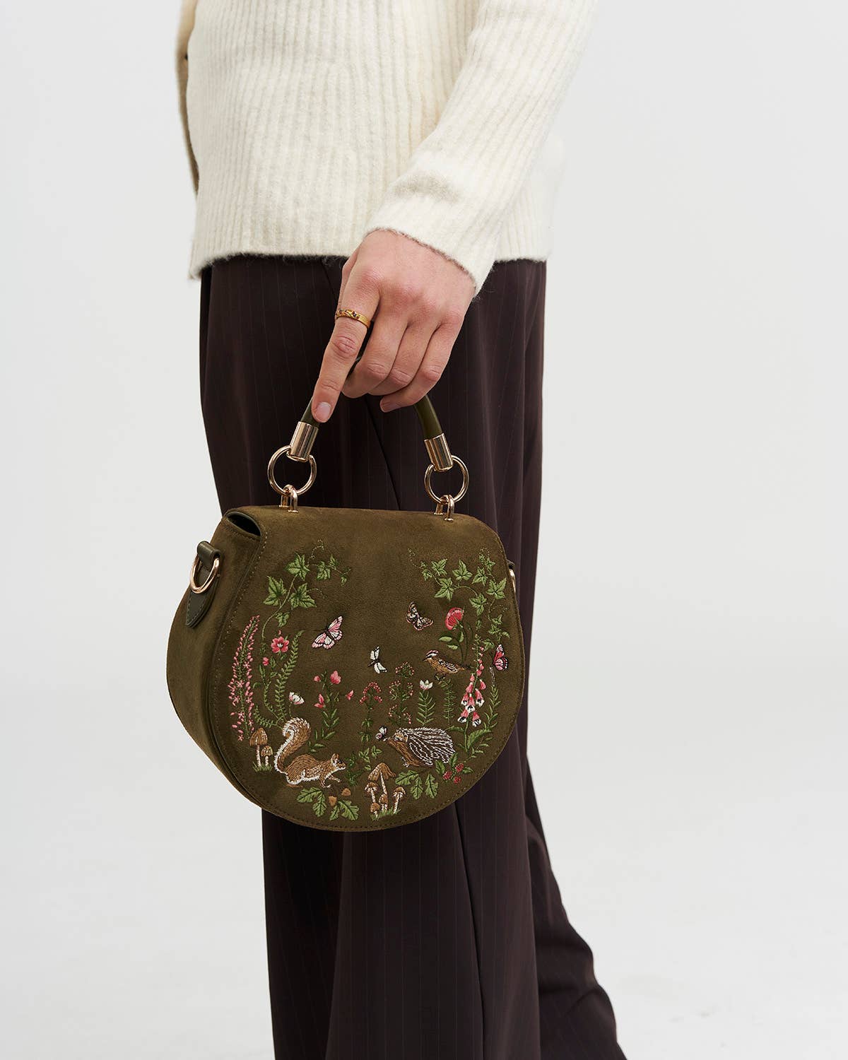Borsa a sella Charlotte Meadow ricamata in suedette kaki - Fable England